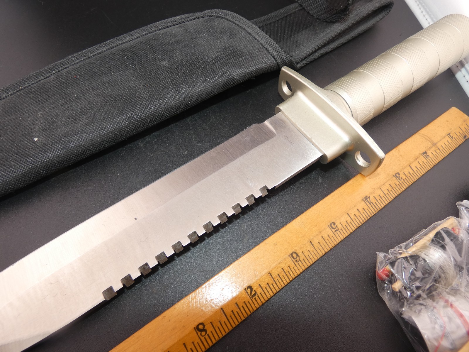 Rambo Style Tactical Bowie Survival Fighting Knife – Fixed Saw-Back Blade