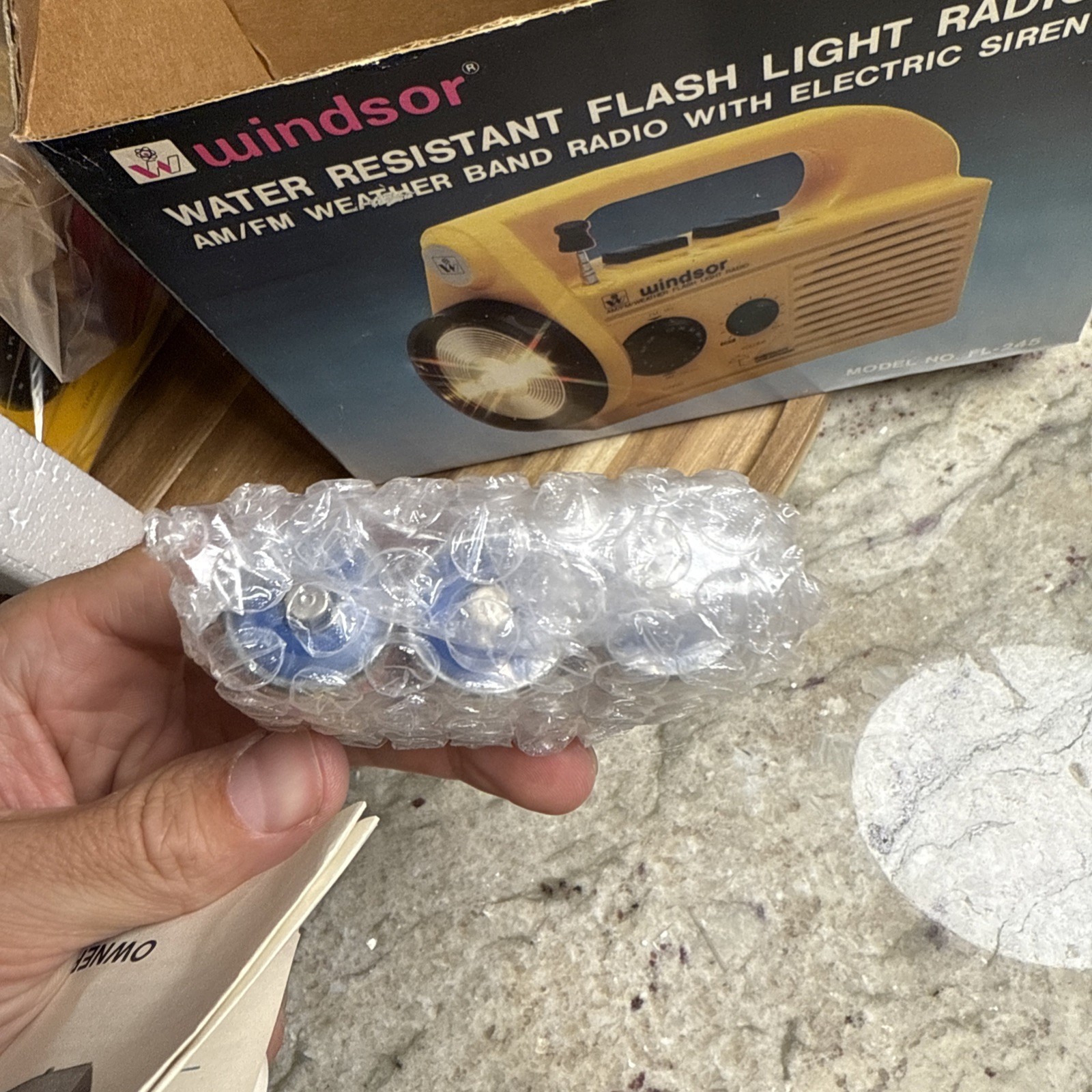 VINTAGE NEW WINDSOR WATER RESISTANT FLASH LIGHT AMFM RADIO ELECTRIC SIREN FL-245