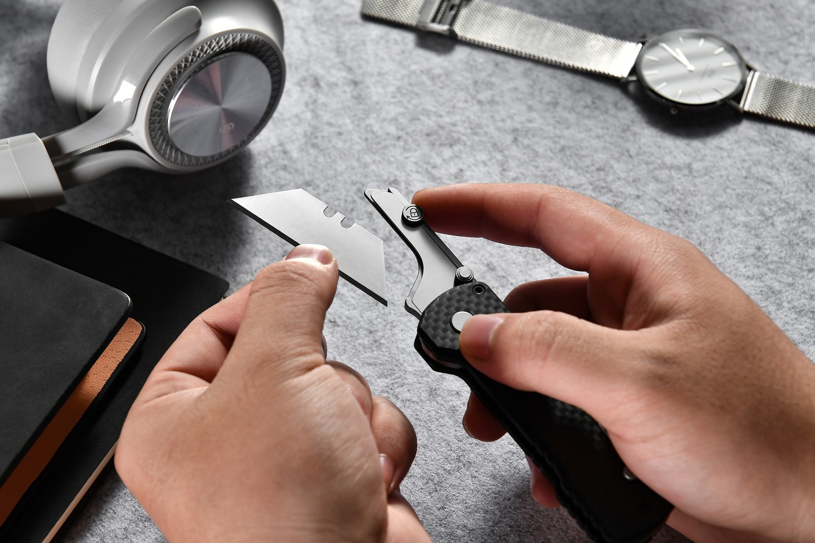 Olight U1 Pro Utility Knife with Folding Screwdriver – Carbon Black Fiber
