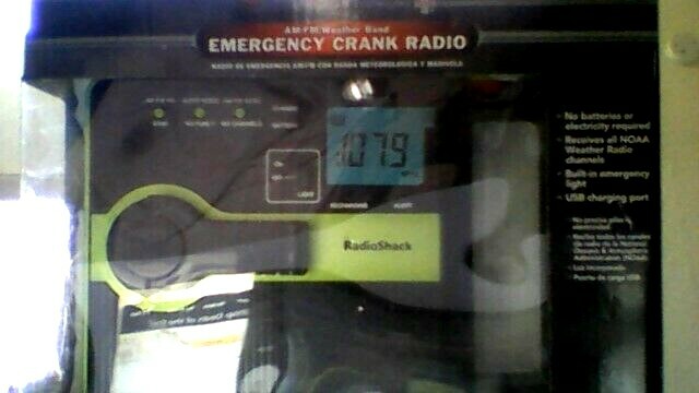 Emergency CRANK RADIO – AM/FM/WEATHER – BUILT IN LIGHT – USB CHARGING PORT