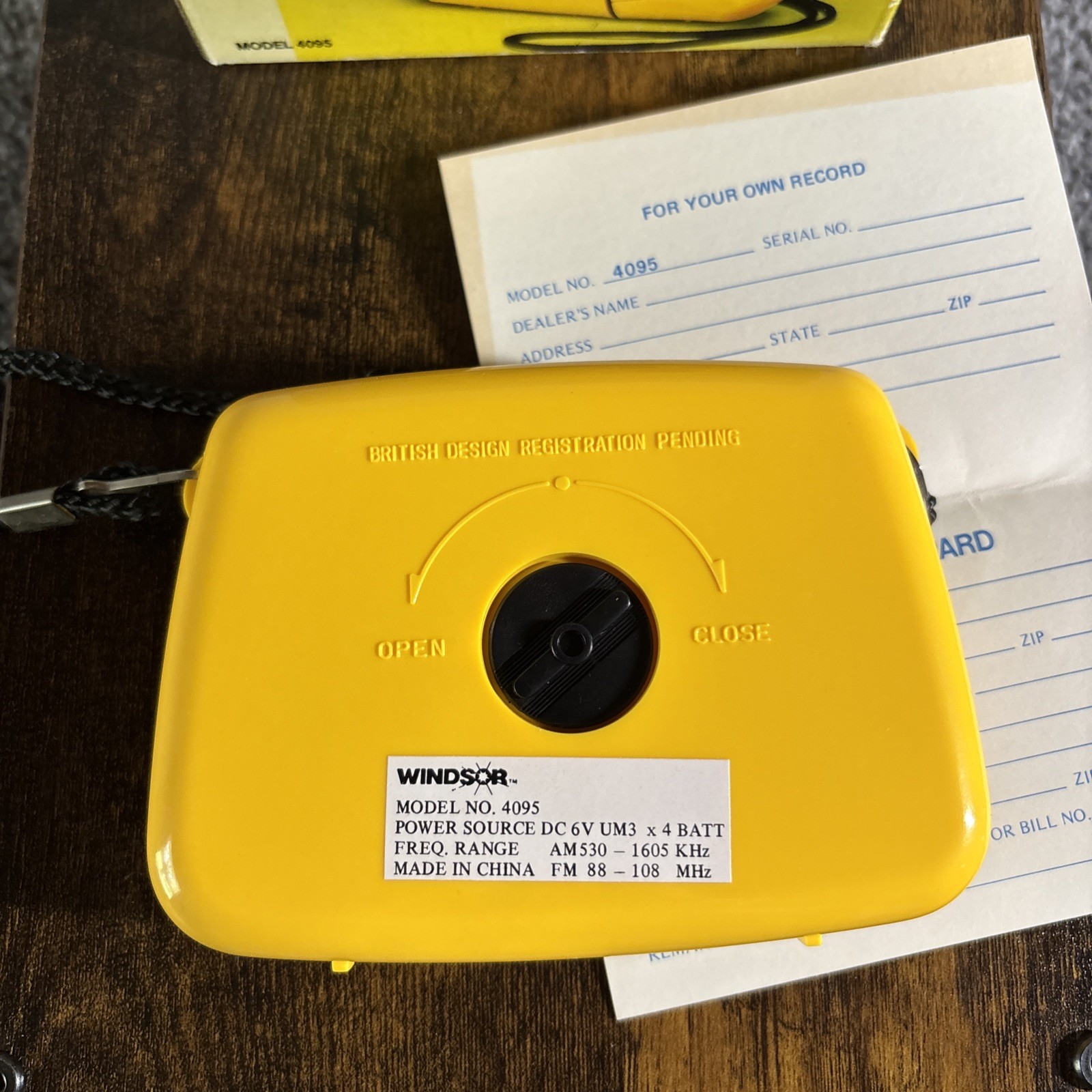 Windsor Water Resistant AM/FM Radio Vintage Yellow 80s