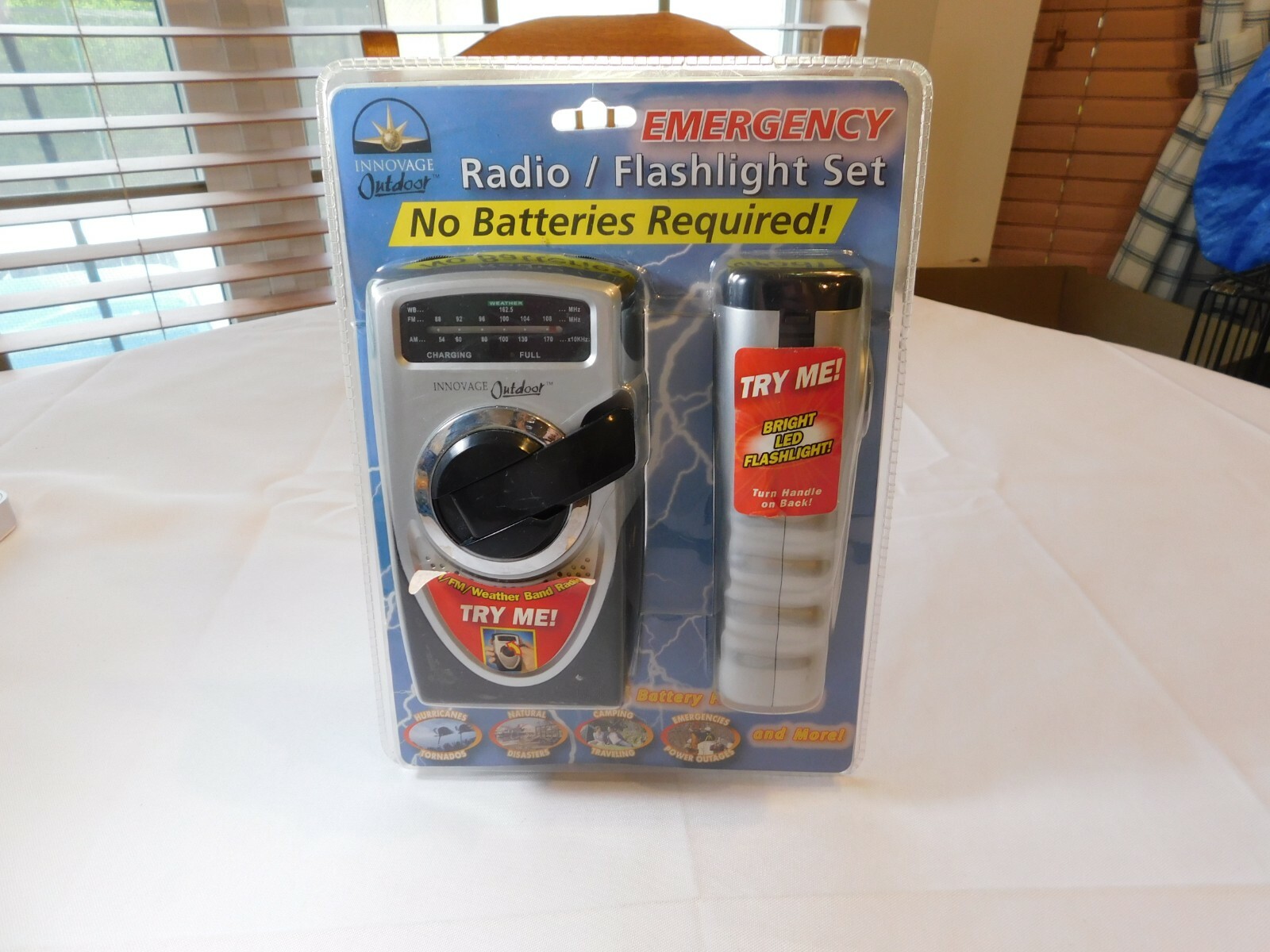 NOS INNOVAGE Outdoor storm Weather Battery Free Crank Radio Ear Bud Headphones