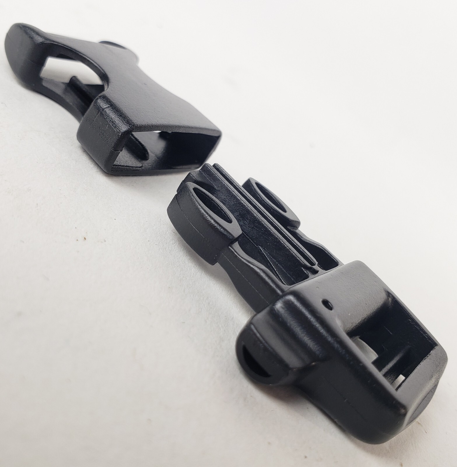 One 3/4″ Plastic Side Release Whistle Buckle Survival Paracord Bracelet