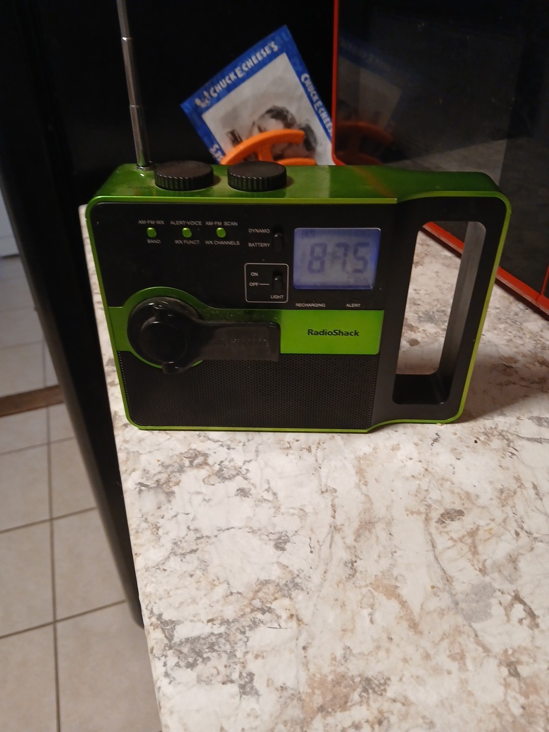 Emergency CRANK RADIO – AM/FM/WEATHER – BUILT IN LIGHT – USB CHARGING PORT