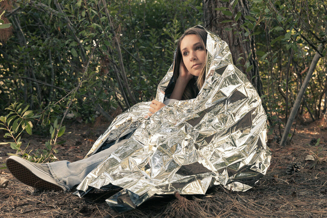 Insulating Thermal Blanket Mylar Survival Emergency Rescue Safety 83″ x 51″ 5pcs