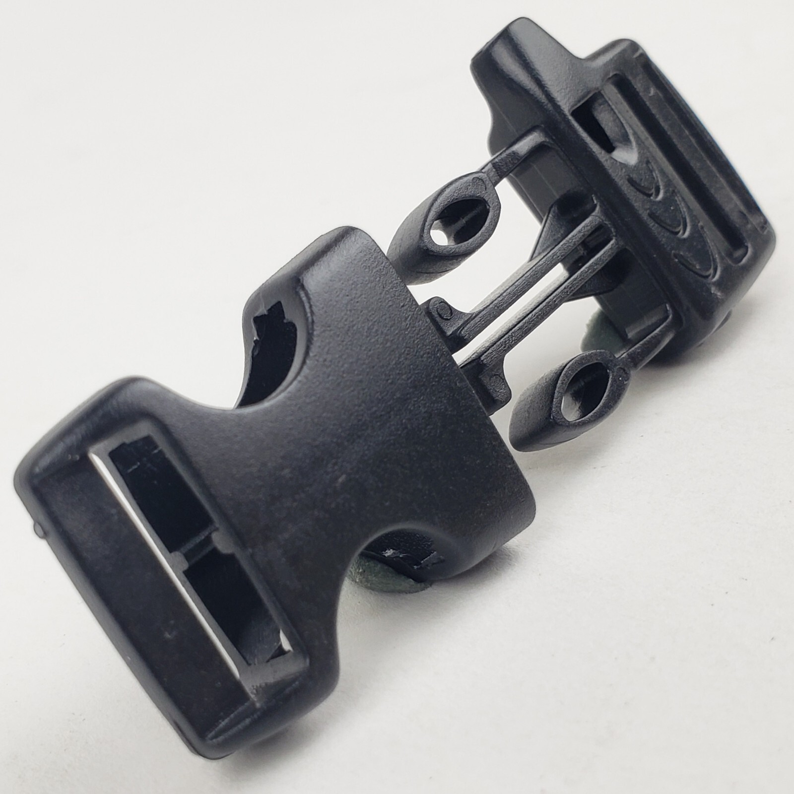 One 3/4″ Plastic Side Release Whistle Buckle Survival Paracord Bracelet