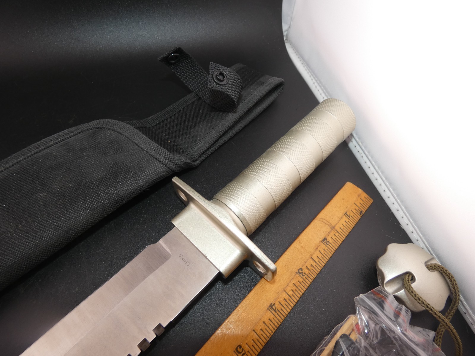 Rambo Style Tactical Bowie Survival Fighting Knife – Fixed Saw-Back Blade