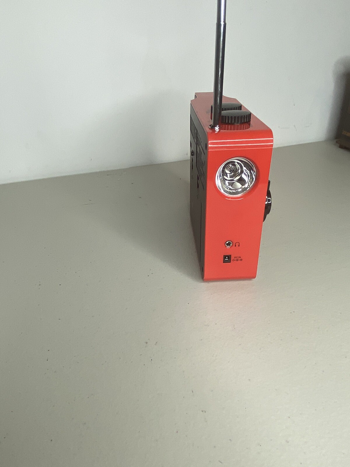 Emergency CRANK RADIO – AM/FM/WEATHER – BUILT IN LIGHT – USB CHARGING PORT NEW