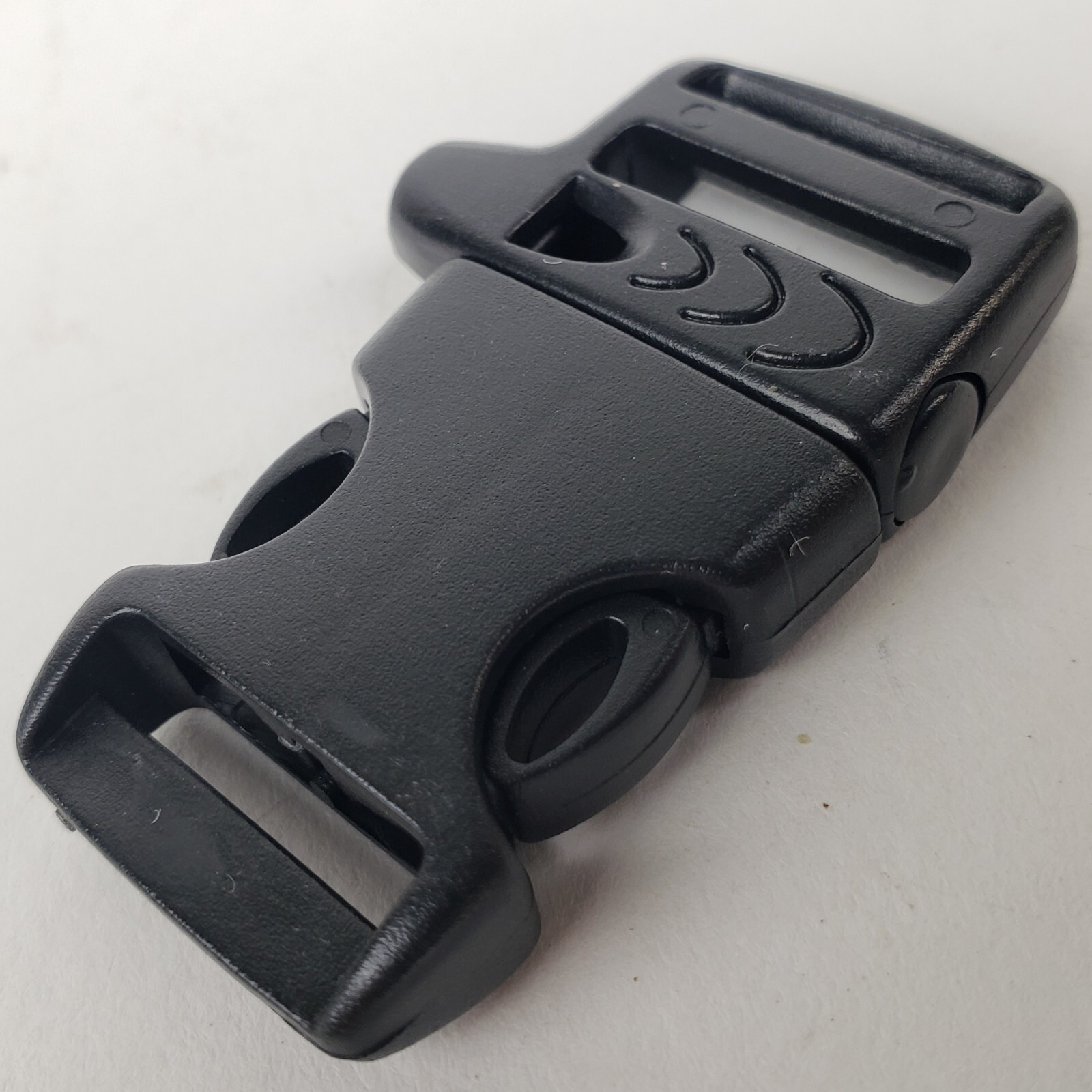One 3/4″ Plastic Side Release Whistle Buckle Survival Paracord Bracelet