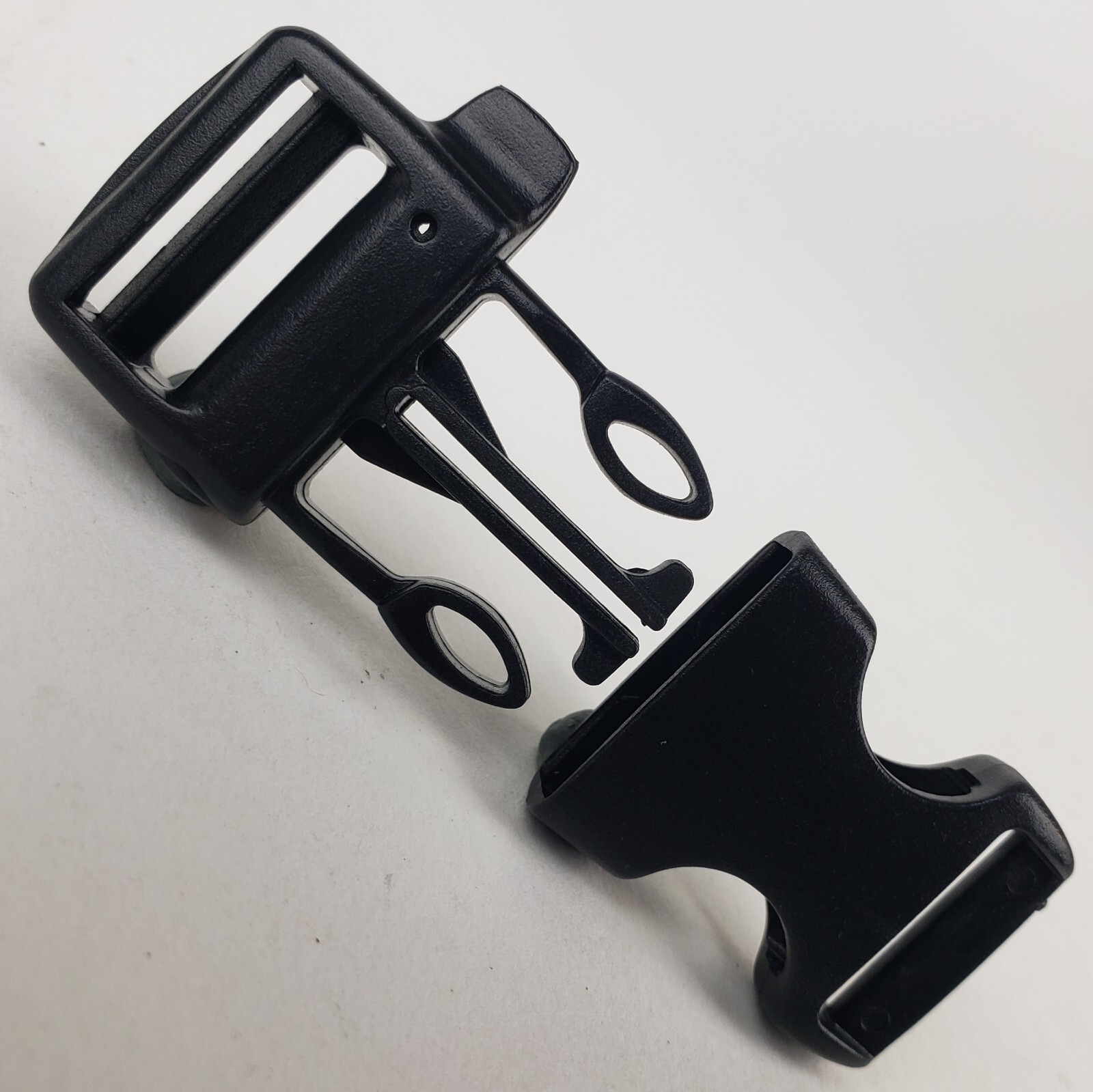 One 3/4″ Plastic Side Release Whistle Buckle Survival Paracord Bracelet
