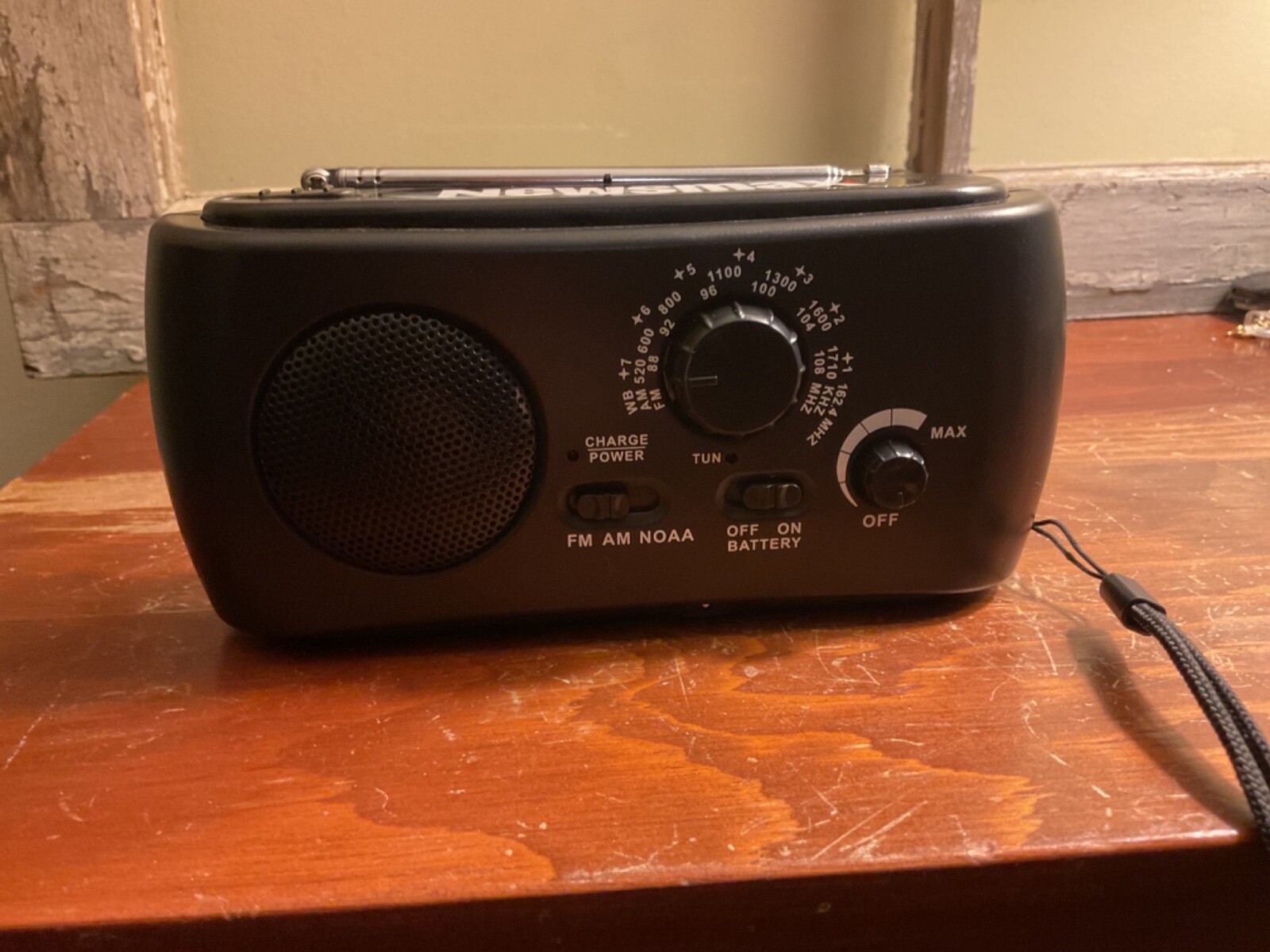 Dynamo Powered Radio With Flashlight FM/AM/NOAA Weather Station – KA331