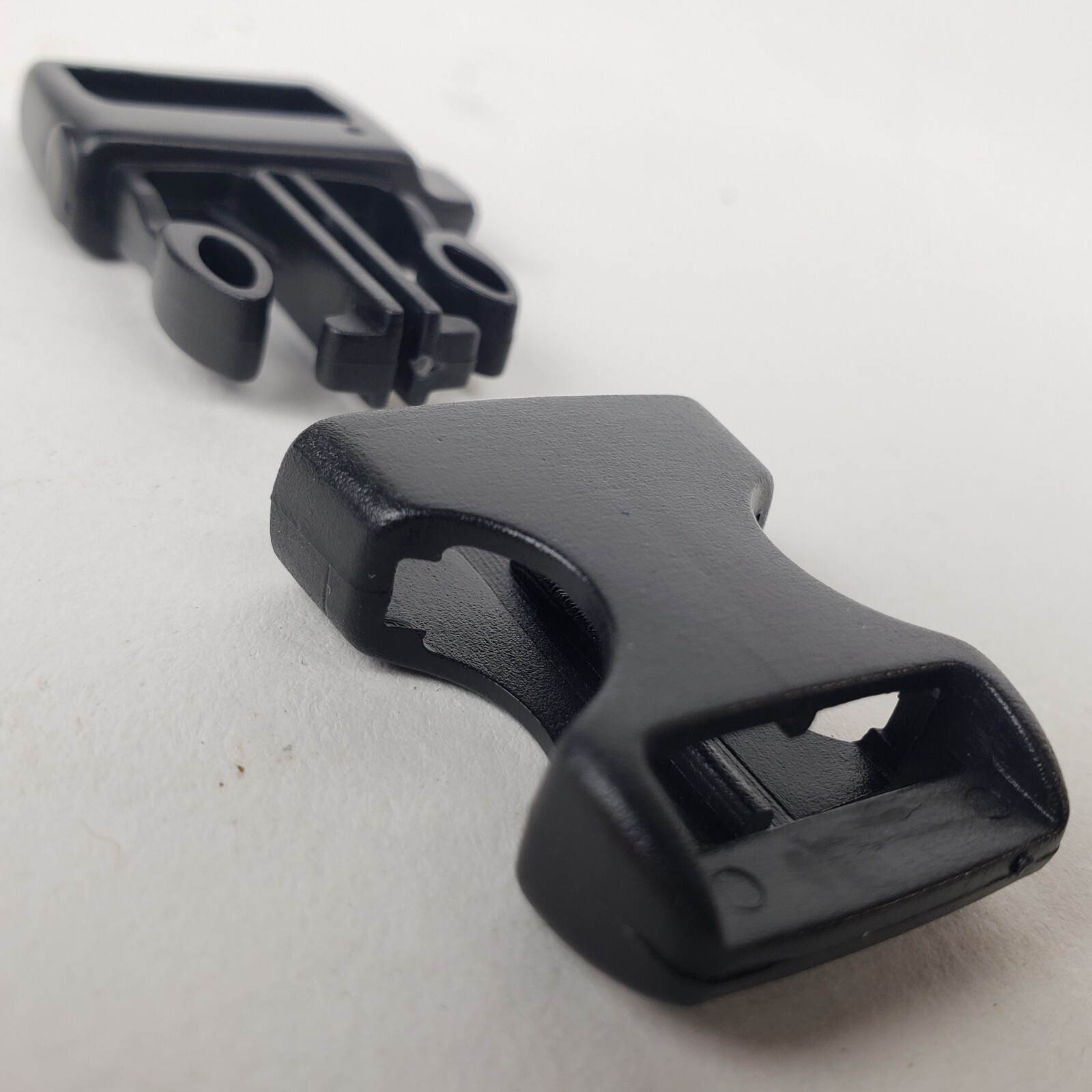 One 3/4″ Plastic Side Release Whistle Buckle Survival Paracord Bracelet