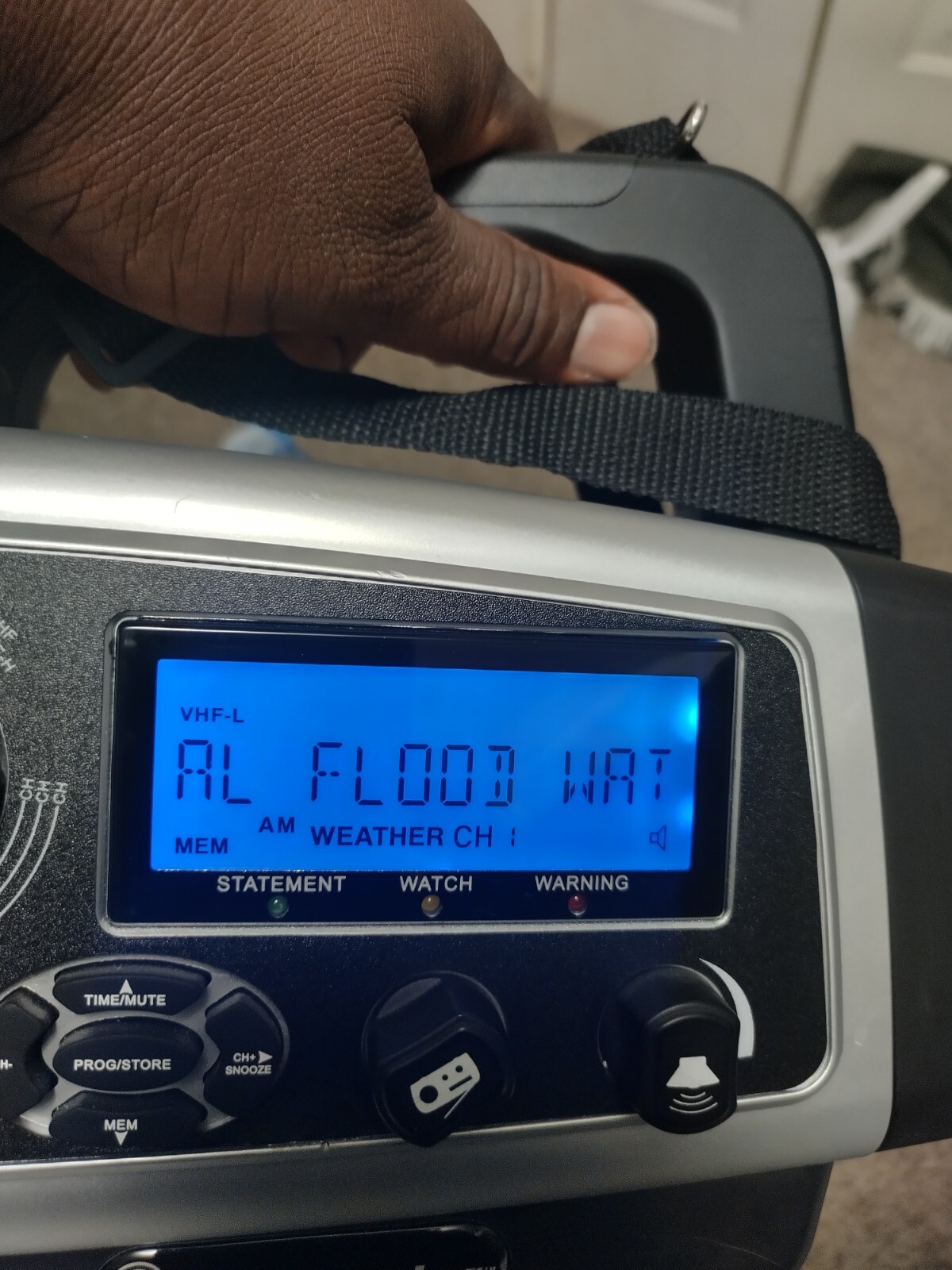 Hurricane Weather Alert AM/FM Radio TV Lantern Light Vector Stormtracker Elite