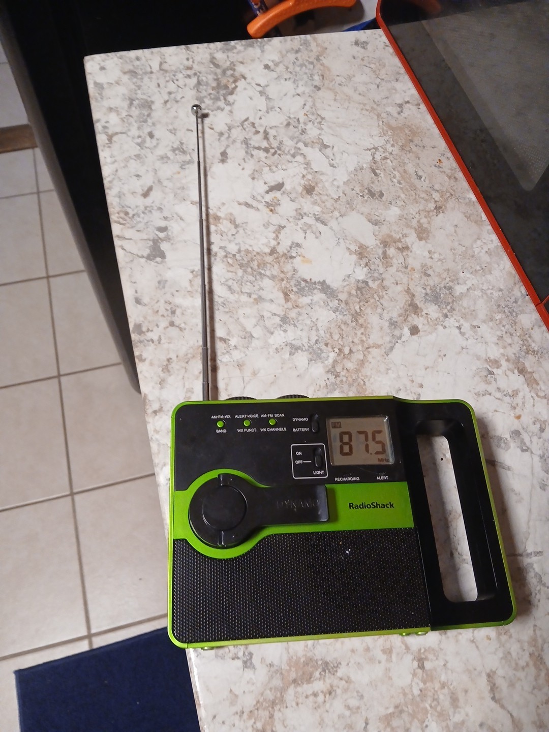 Emergency CRANK RADIO – AM/FM/WEATHER – BUILT IN LIGHT – USB CHARGING PORT
