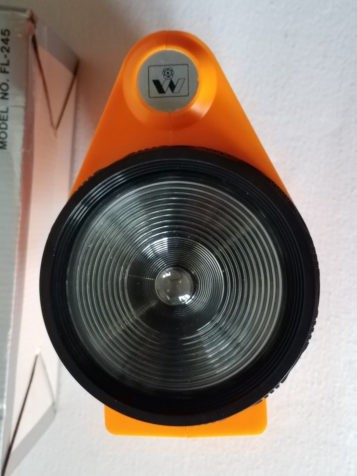 WINDSOR WATER RESISTANT FLASH LIGHT AM/FM RADIO W/ ELECTRIC SIREN MODEL FL-245