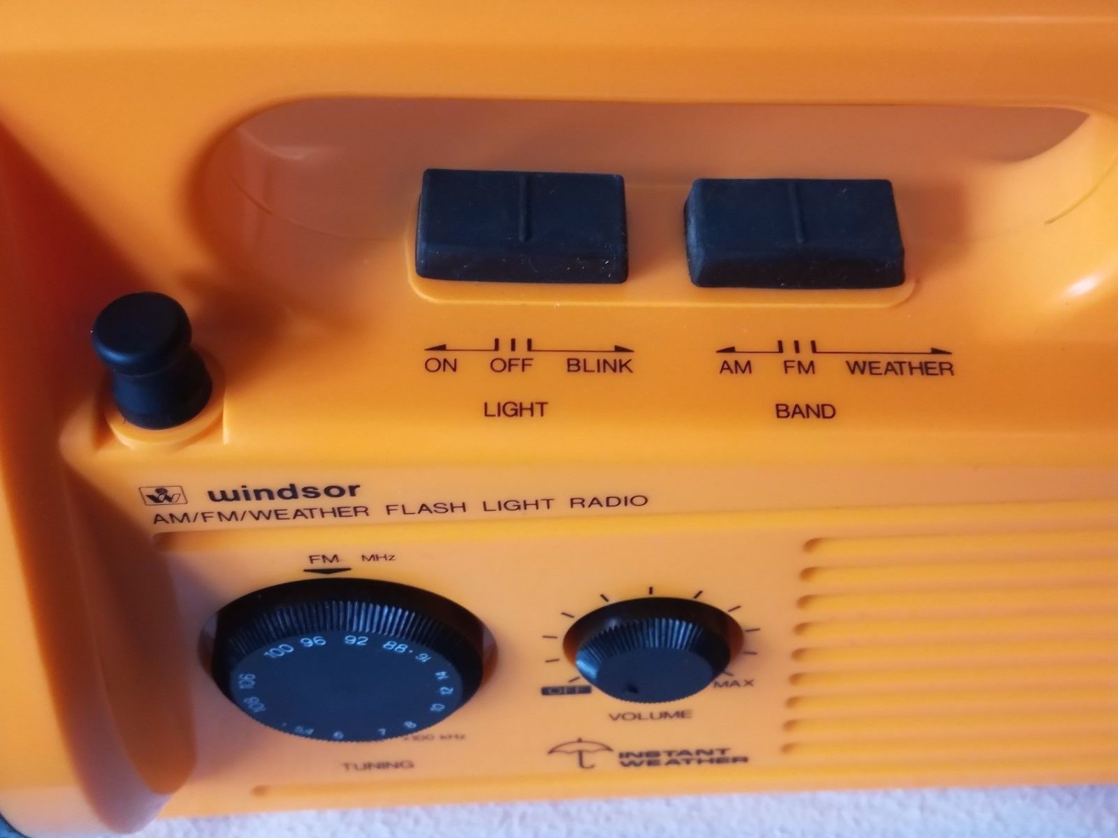 WINDSOR WATER RESISTANT FLASH LIGHT AM/FM RADIO W/ ELECTRIC SIREN MODEL FL-245