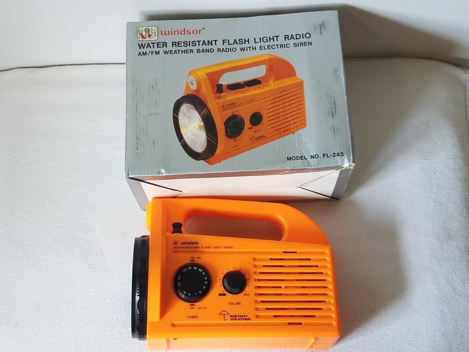 WINDSOR WATER RESISTANT FLASH LIGHT AM/FM RADIO W/ ELECTRIC SIREN MODEL FL-245