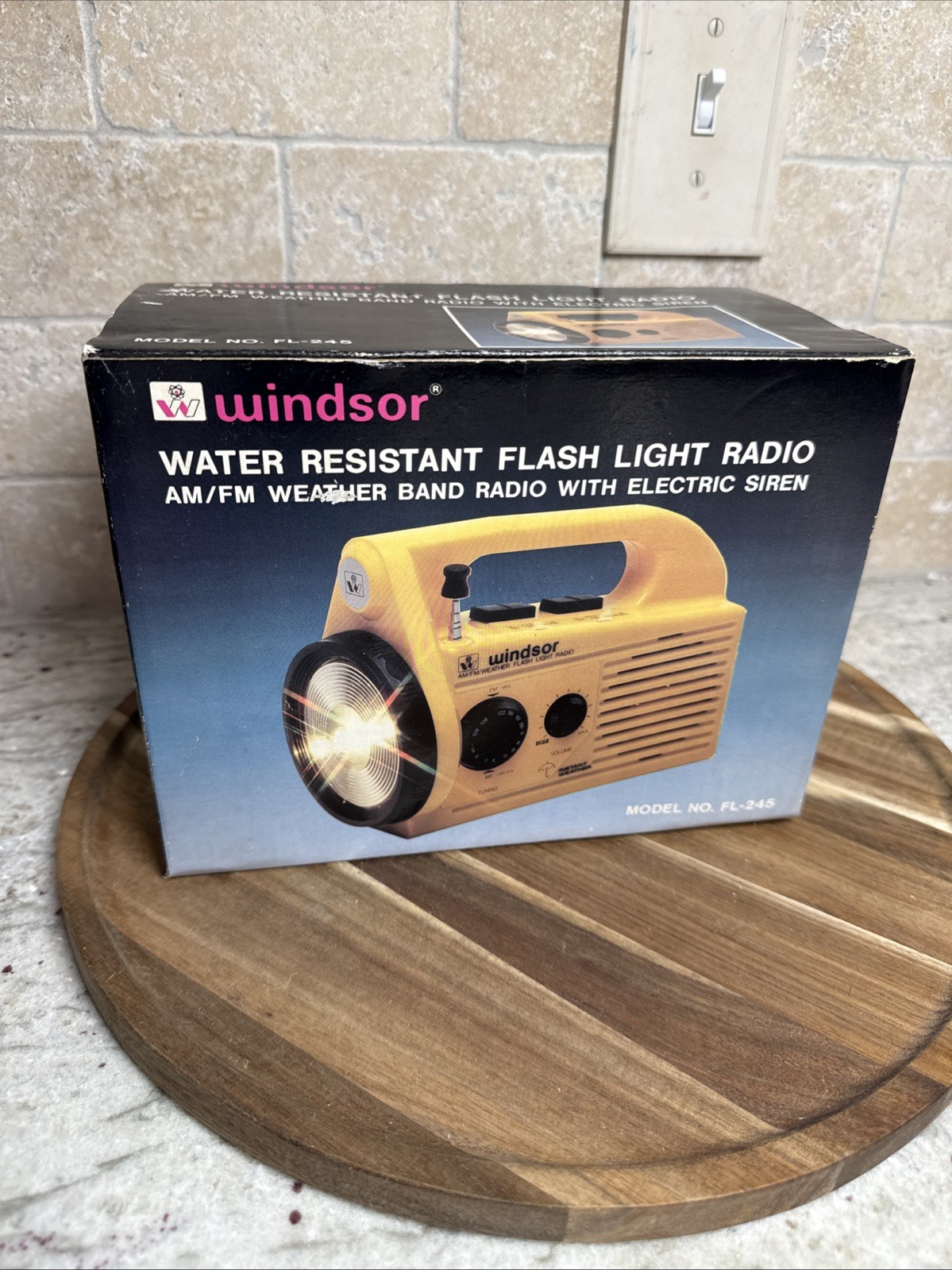 VINTAGE NEW WINDSOR WATER RESISTANT FLASH LIGHT AMFM RADIO ELECTRIC SIREN FL-245