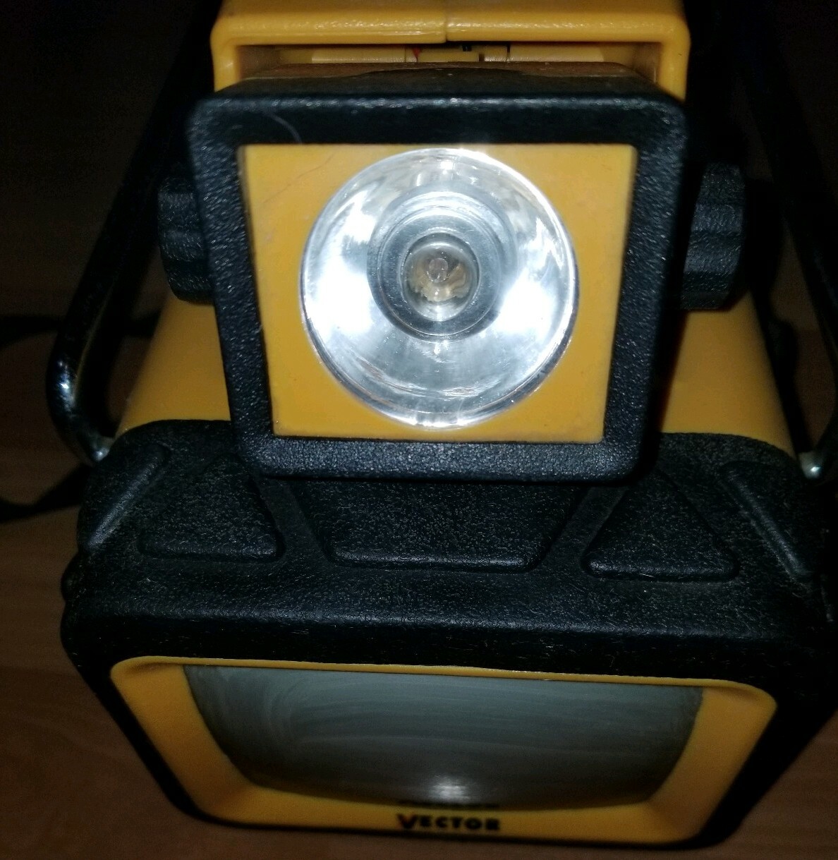 VECTOR TOUGHBRITE Storm Tracker NOAA Weather Alert AM-FM Radio Lantern TV VEC135