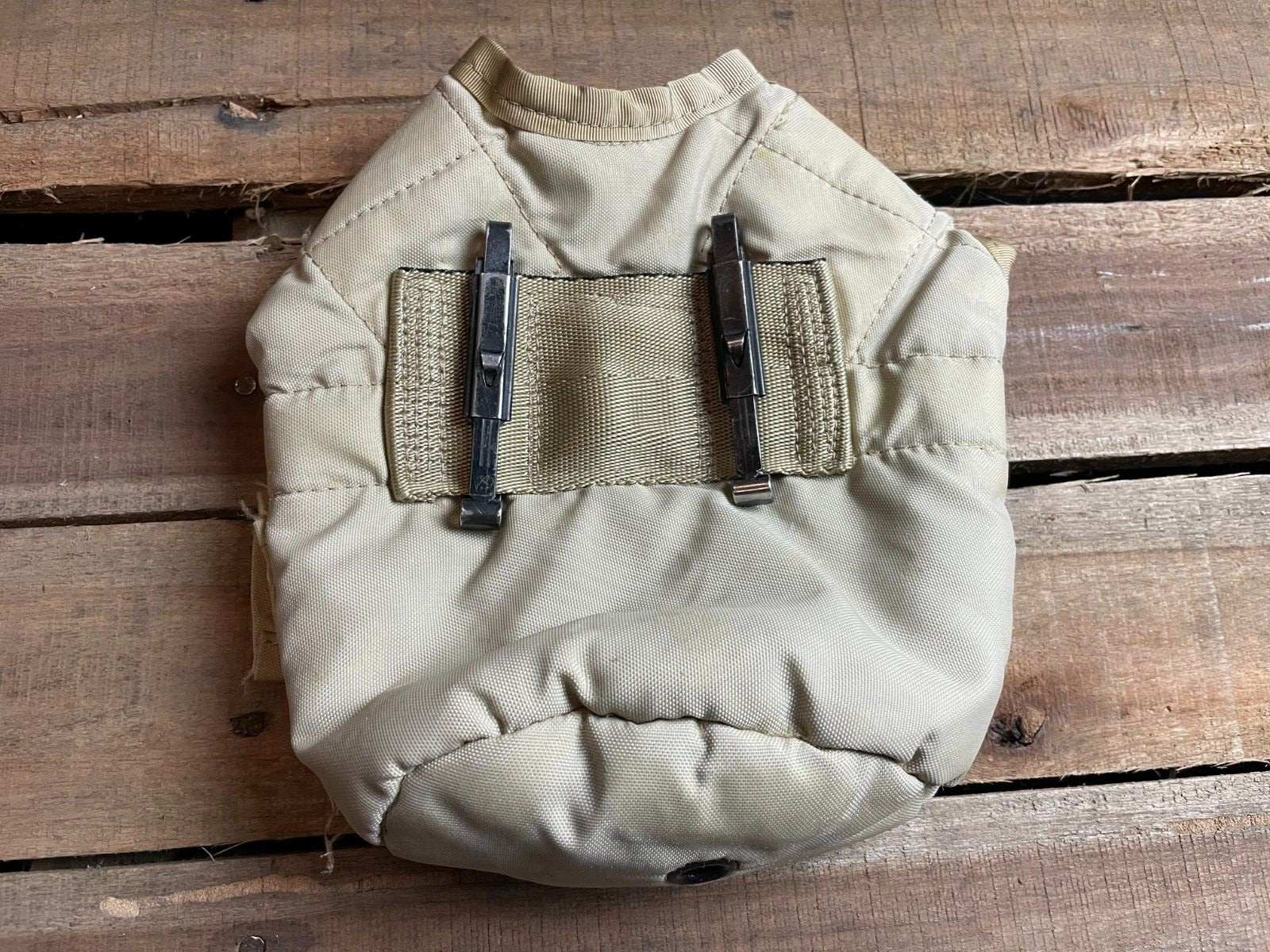 US Military LIGHT DESERT TAN 1QT CANTEEN COVER w/ ALICE CLIPS KEEPER VGC