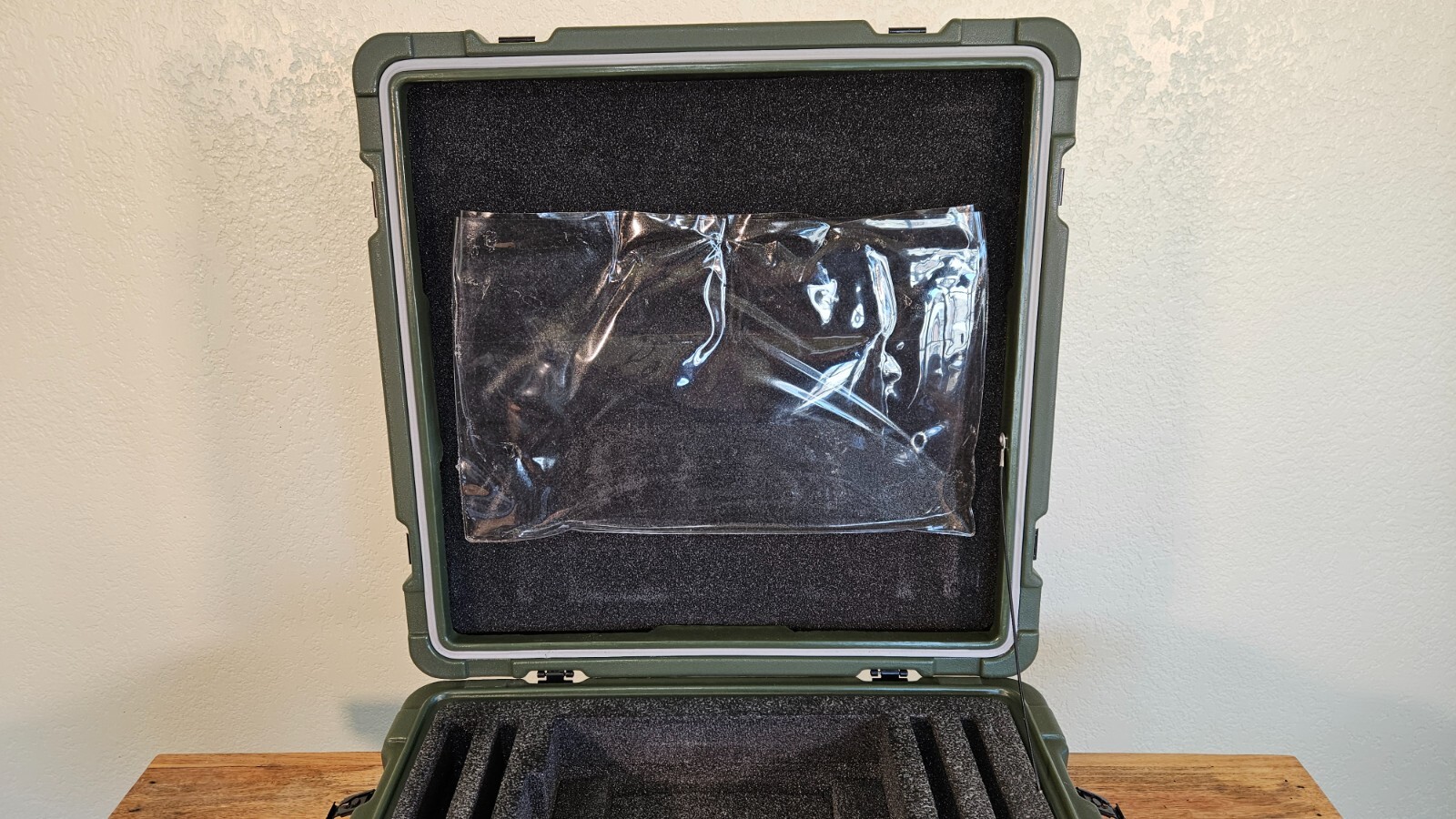 Military Plastic Weather Proof Hard Case 22x21x7 Hinged Lid Hardigg Pelican