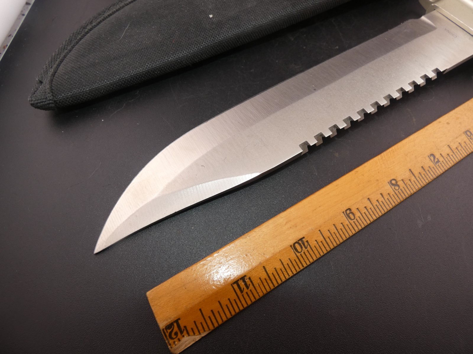 Rambo Style Tactical Bowie Survival Fighting Knife – Fixed Saw-Back Blade
