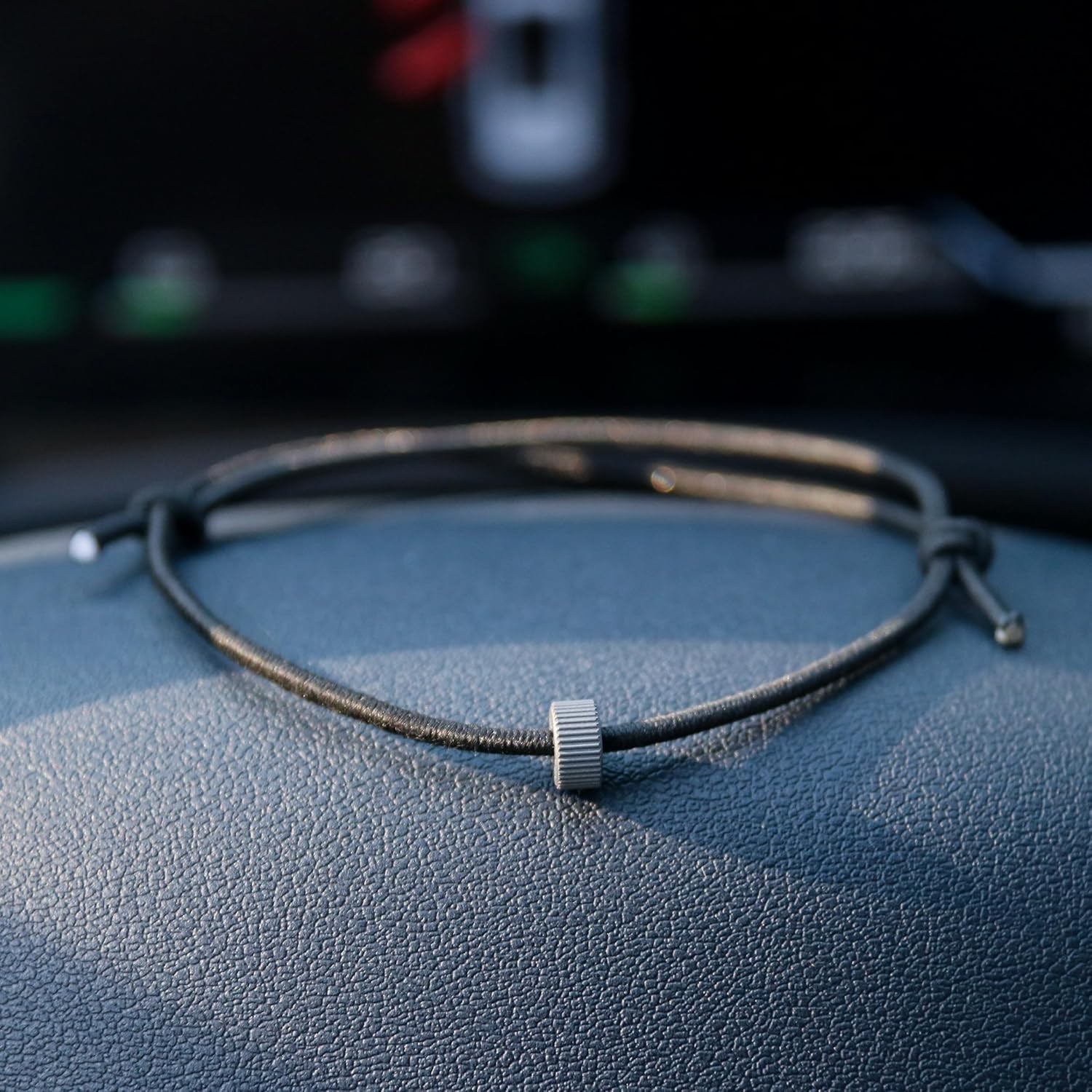 Fashionable Tungsten Car Escape Bracelet – Quick-Release Emergency Tool