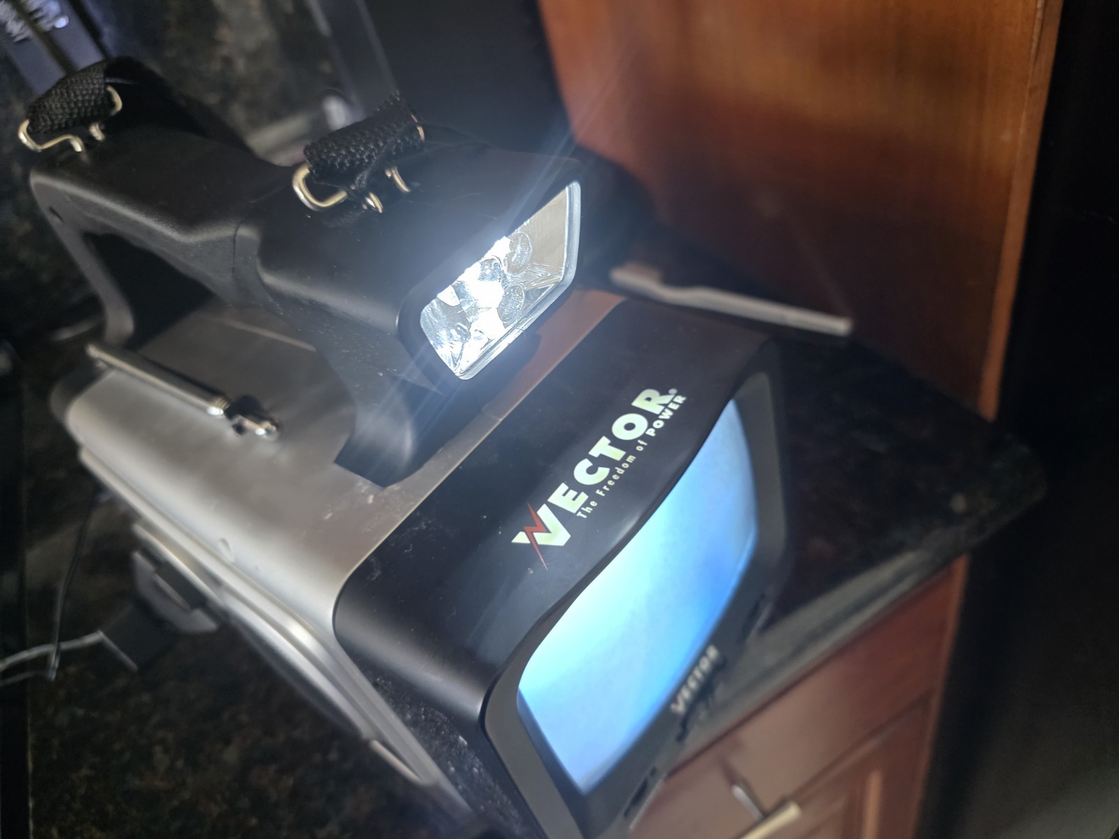 Vector Stormtracker Elite WC300DSV TV / Lantern / AM/FM / Weather Alert Radio