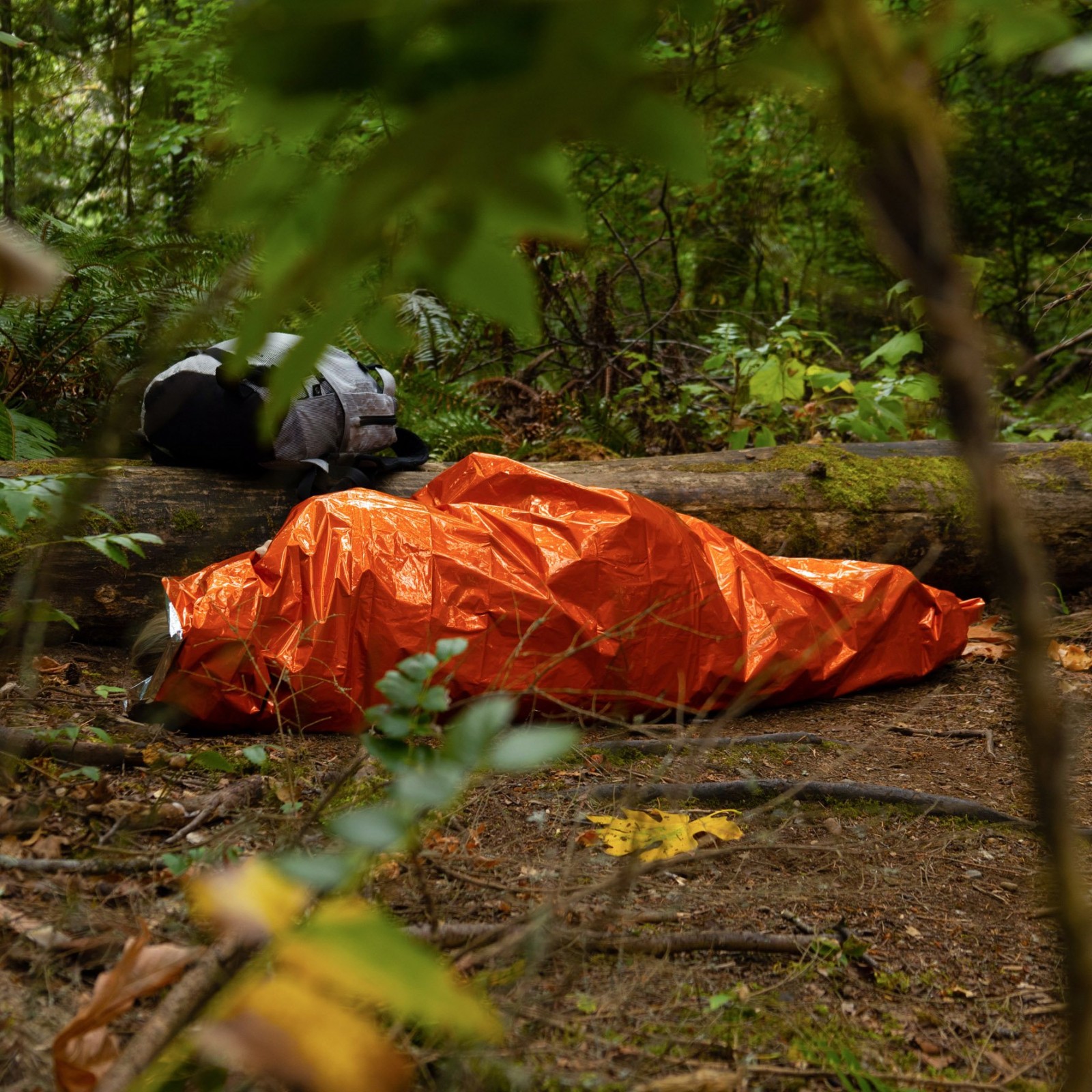 Heavy Duty Mylar Emergency Sleeping Bag Reflects Body Heat Tear Resistant Case