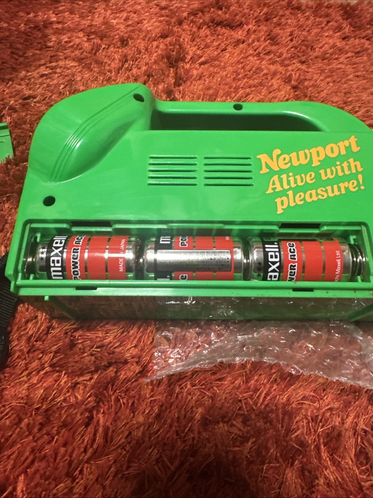 VINTAGE NEWPORT CIGARETTE PROMO – WATER RESISTANT FLASH LIGHT AMFM RADIO SIREN