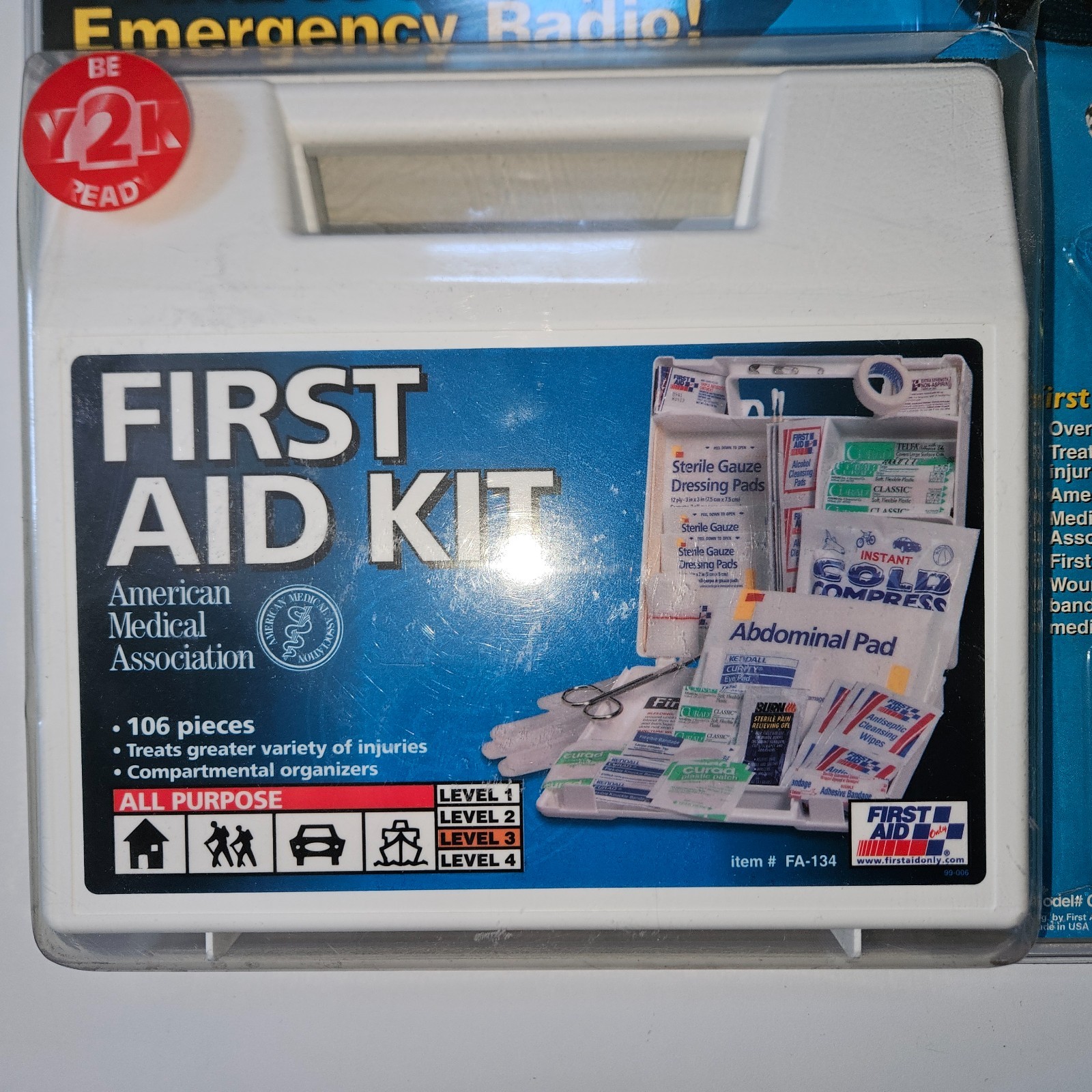 Emergency Basics Kit (First Aid Kit, Flashlight & Emergency Radio)