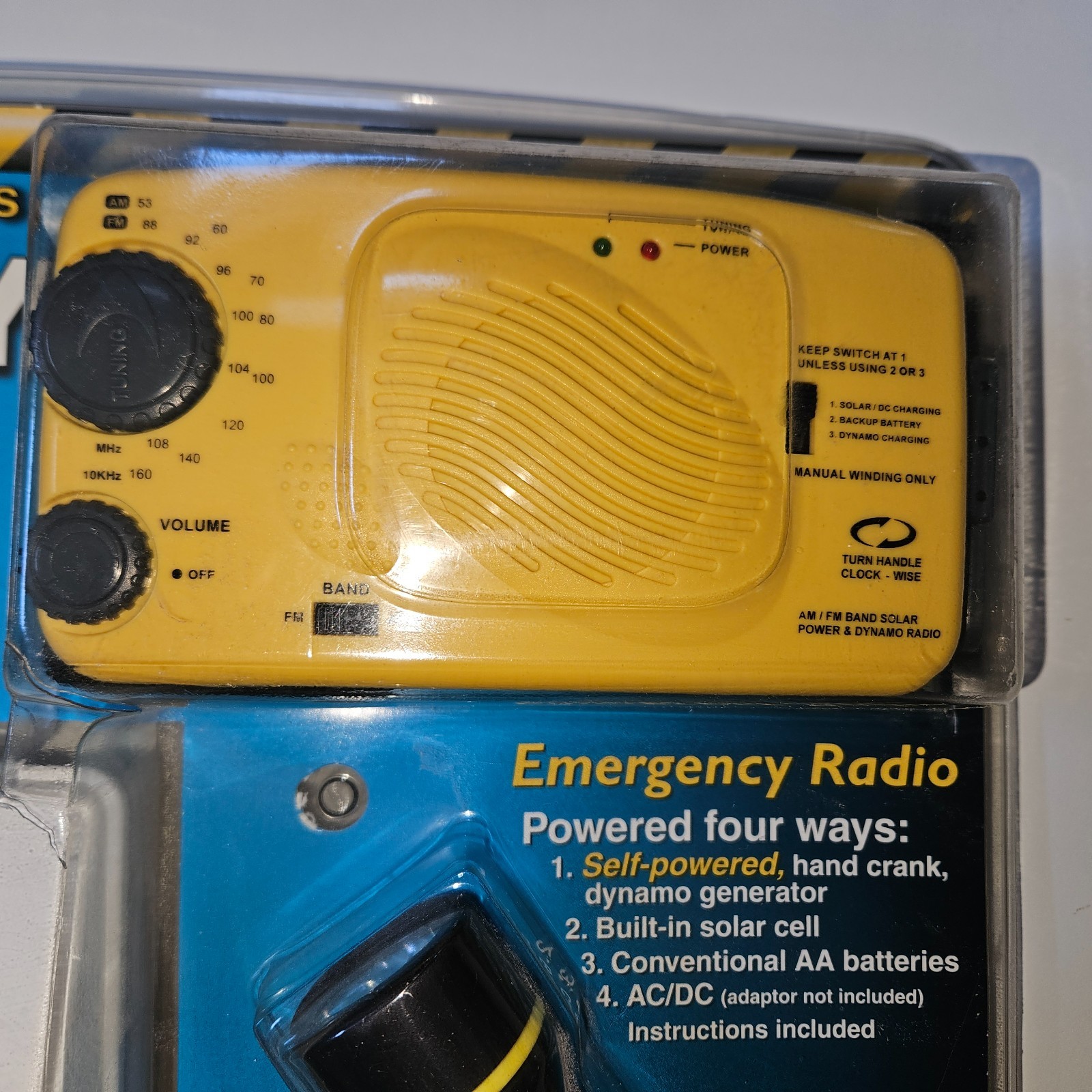 Emergency Basics Kit (First Aid Kit, Flashlight & Emergency Radio)