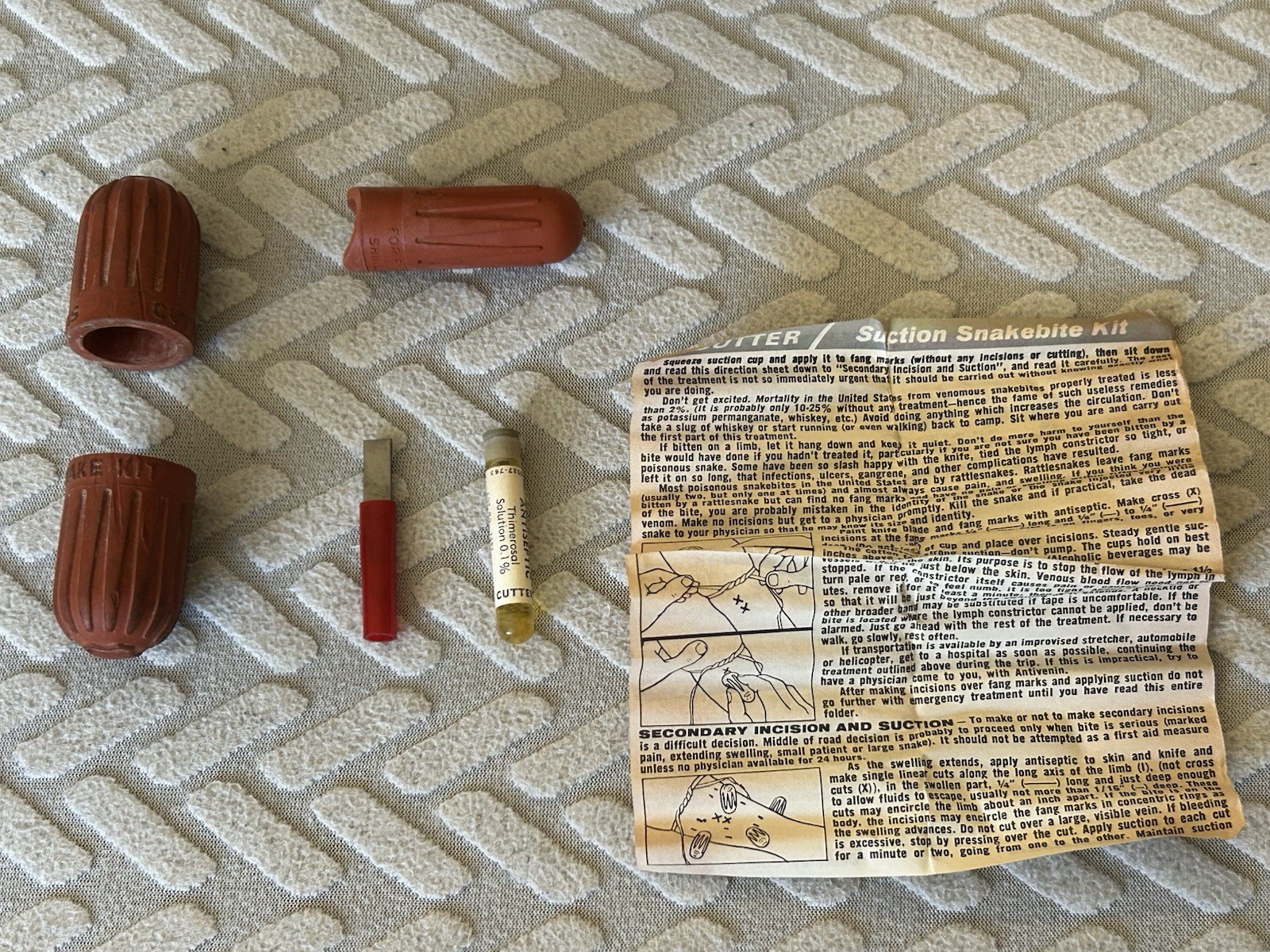 Vtg CUTTER Snake Bite Kit Double Rubber Capsule – Obsolete Collectible – 1965