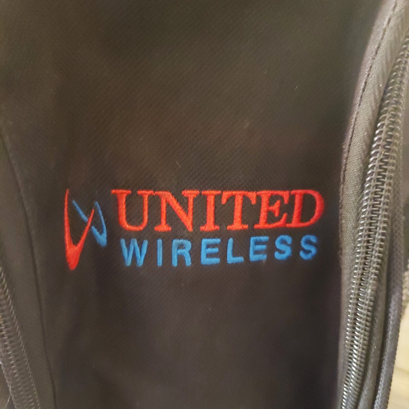 Fabric United Wireless Lunchbox with Igloo water bottle -USED!
