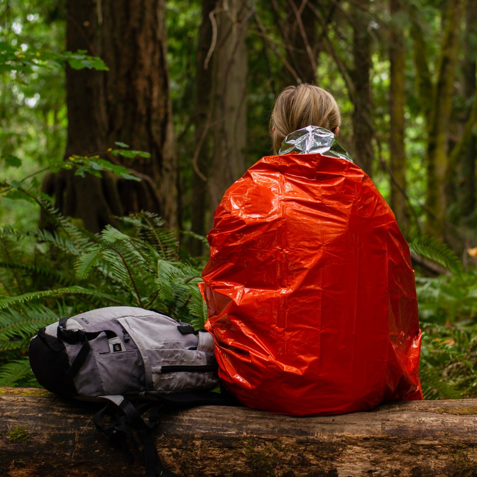 Heavy Duty Mylar Emergency Sleeping Bag Reflects Body Heat Tear Resistant Case