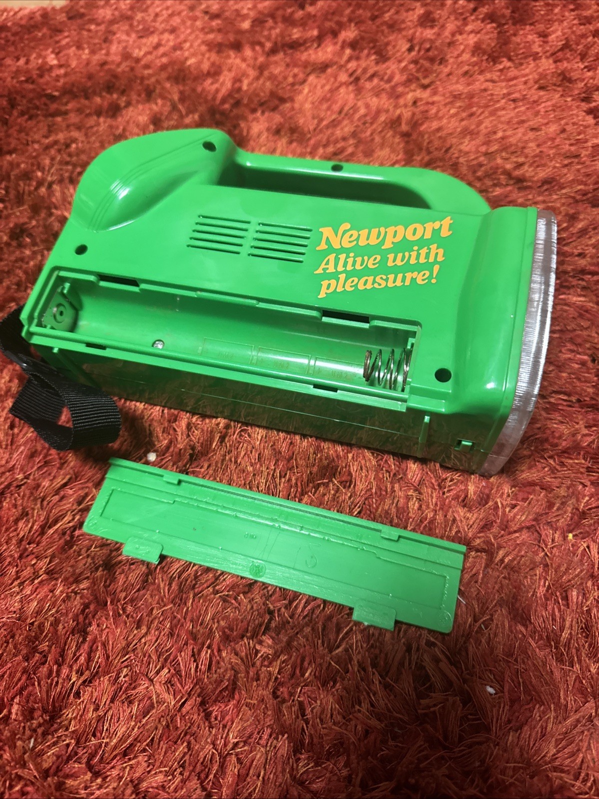 VINTAGE NEWPORT CIGARETTE PROMO – WATER RESISTANT FLASH LIGHT AMFM RADIO SIREN