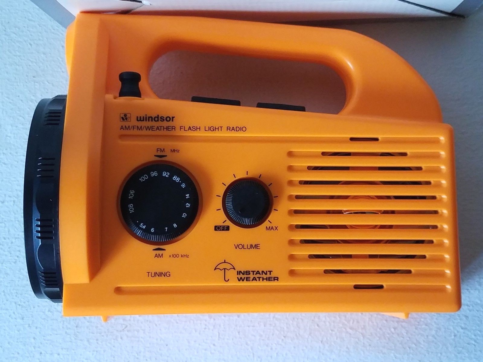 WINDSOR WATER RESISTANT FLASH LIGHT AM/FM RADIO W/ ELECTRIC SIREN MODEL FL-245