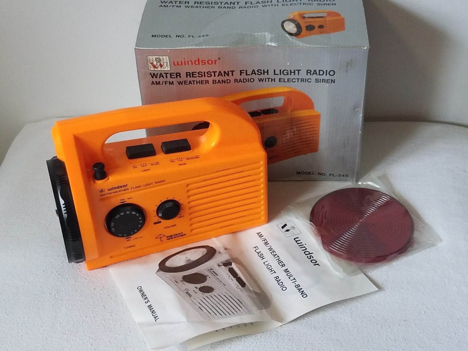 WINDSOR WATER RESISTANT FLASH LIGHT AM/FM RADIO W/ ELECTRIC SIREN MODEL FL-245