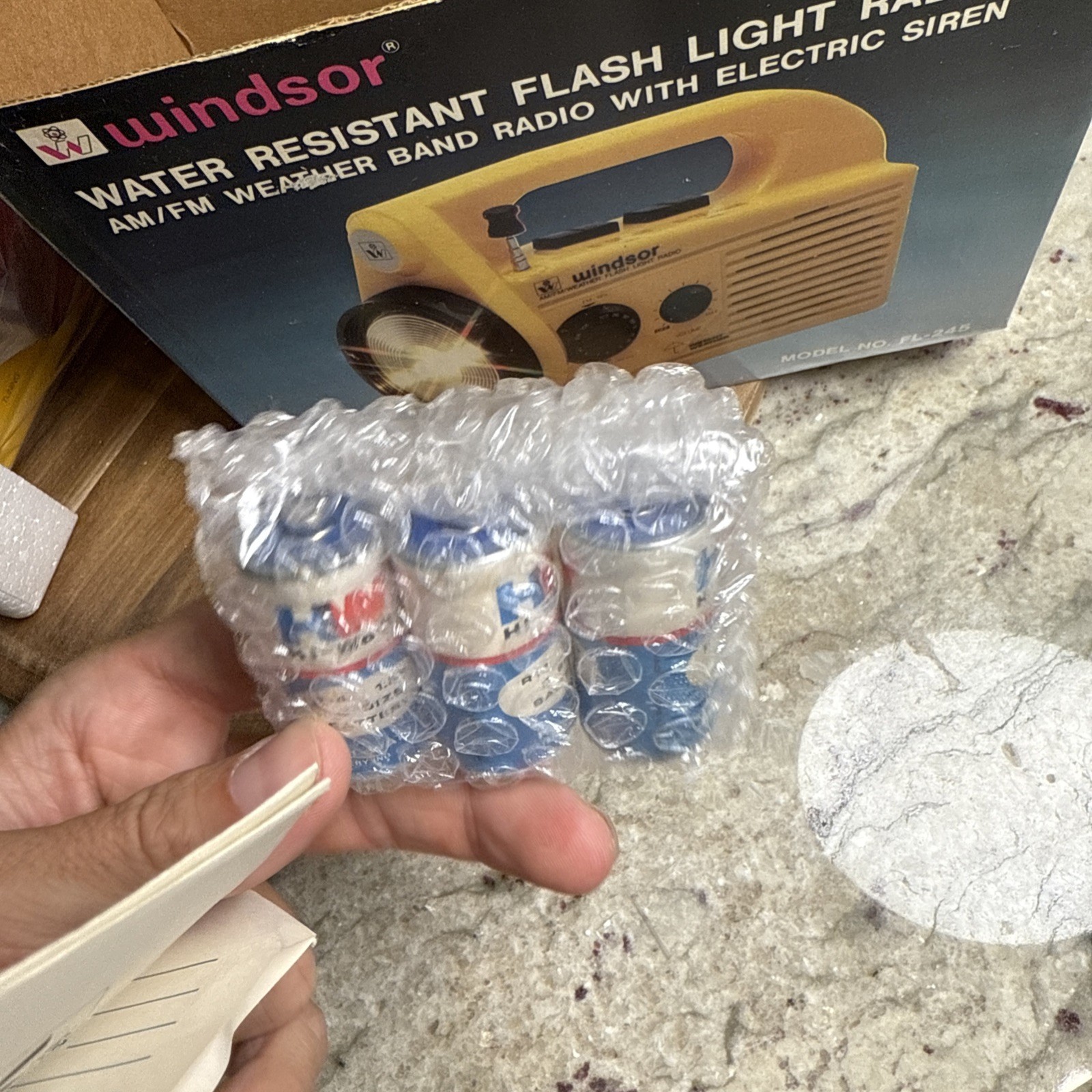 VINTAGE NEW WINDSOR WATER RESISTANT FLASH LIGHT AMFM RADIO ELECTRIC SIREN FL-245