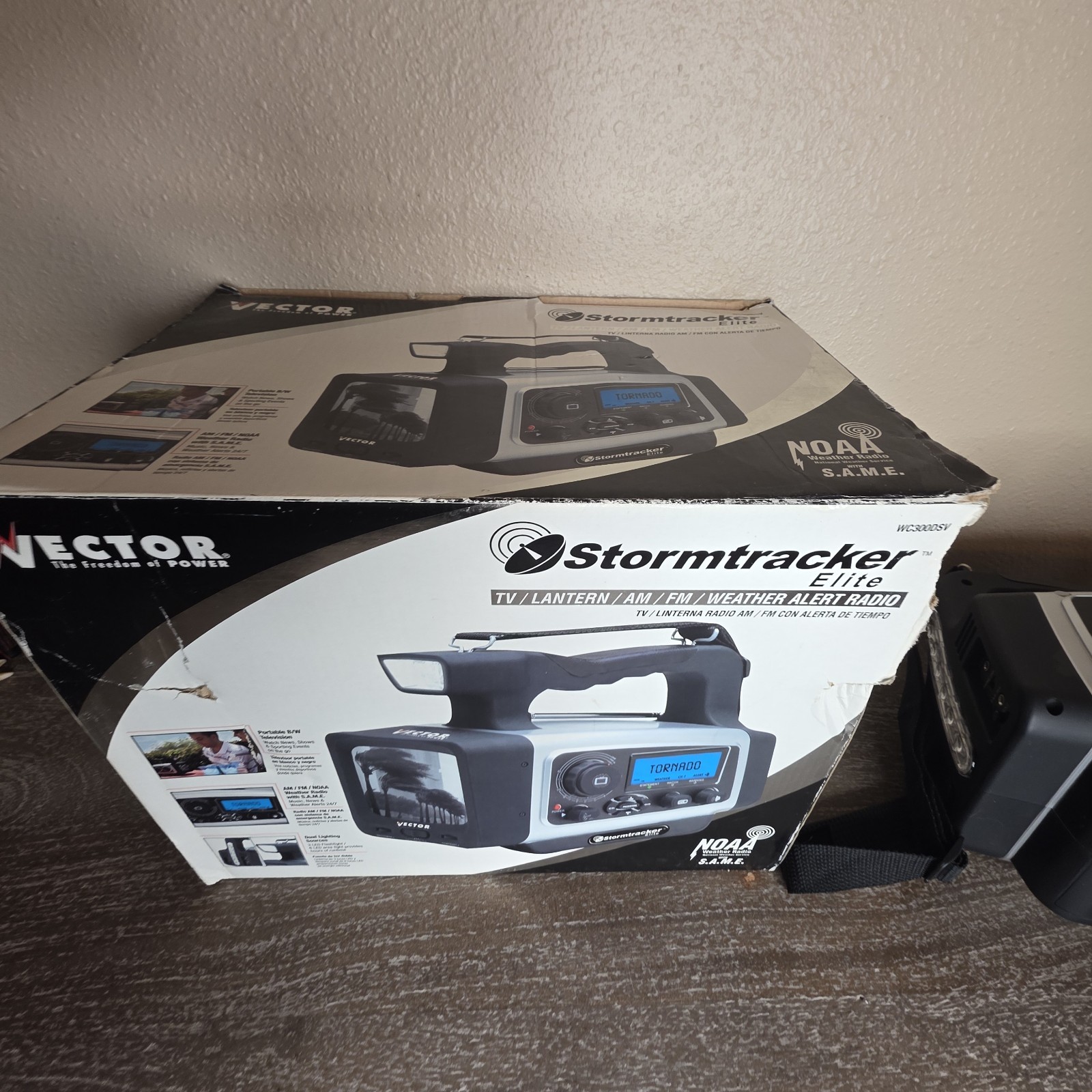 Vector Stormtracker Elite WC300DSV TV Lantern AM/FM Weather Alert Radio – Read