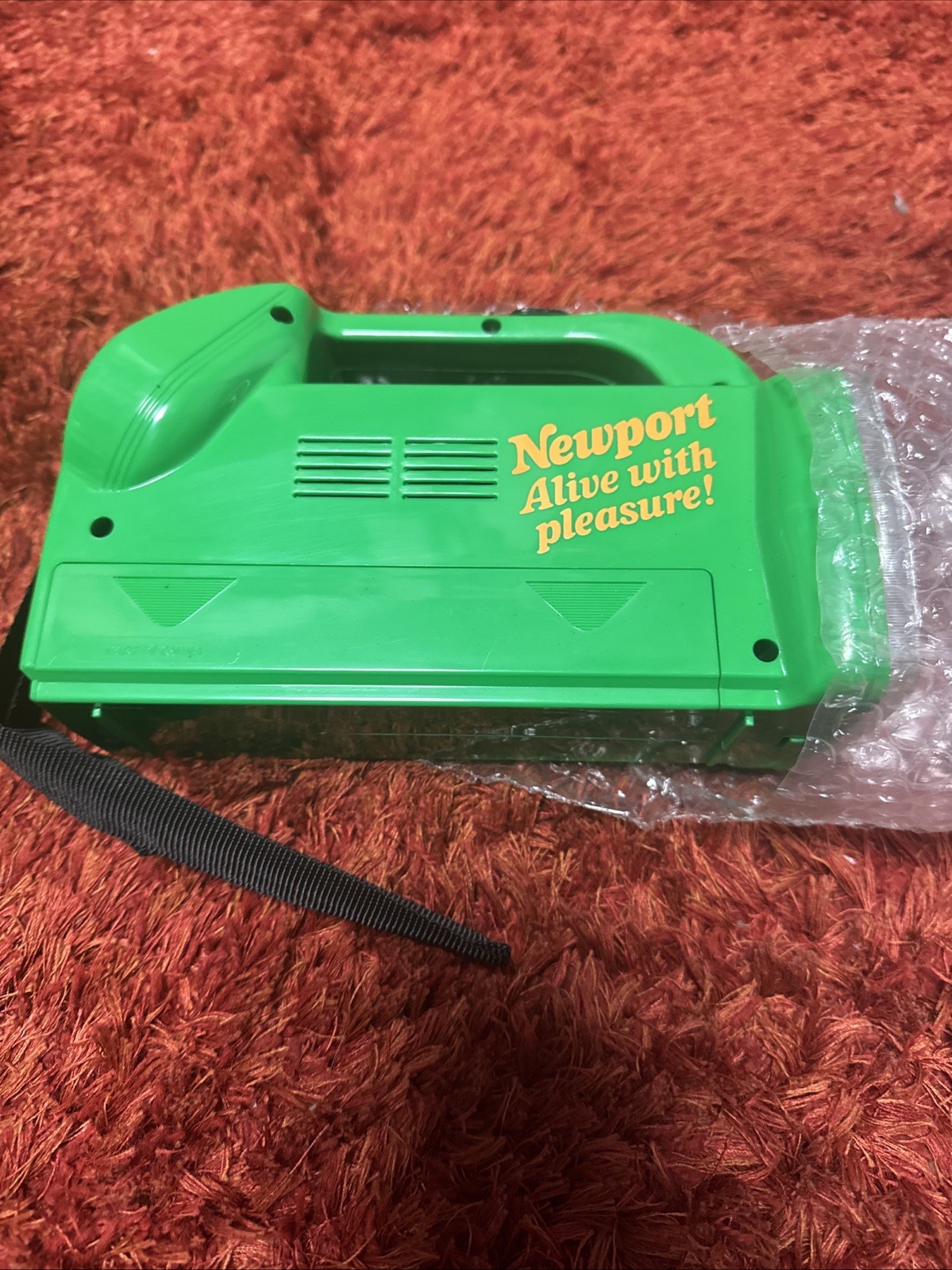 VINTAGE NEWPORT CIGARETTE PROMO – WATER RESISTANT FLASH LIGHT AMFM RADIO SIREN