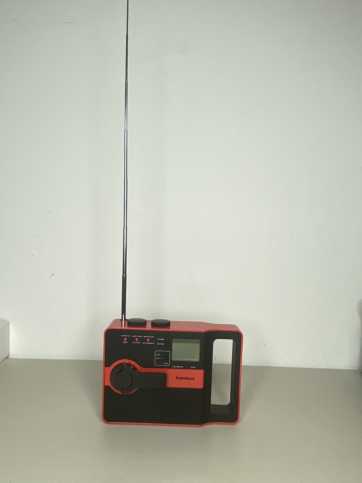 Emergency CRANK RADIO – AM/FM/WEATHER – BUILT IN LIGHT – USB CHARGING PORT NEW