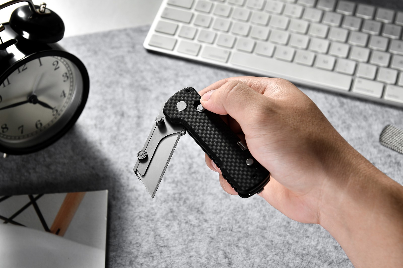 Olight U1 Pro Utility Knife with Folding Screwdriver – Carbon Black Fiber