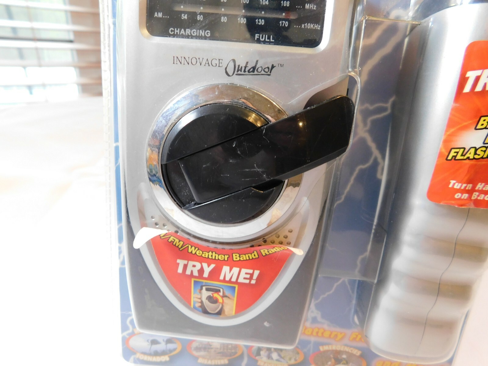 NOS INNOVAGE Outdoor storm Weather Battery Free Crank Radio Ear Bud Headphones