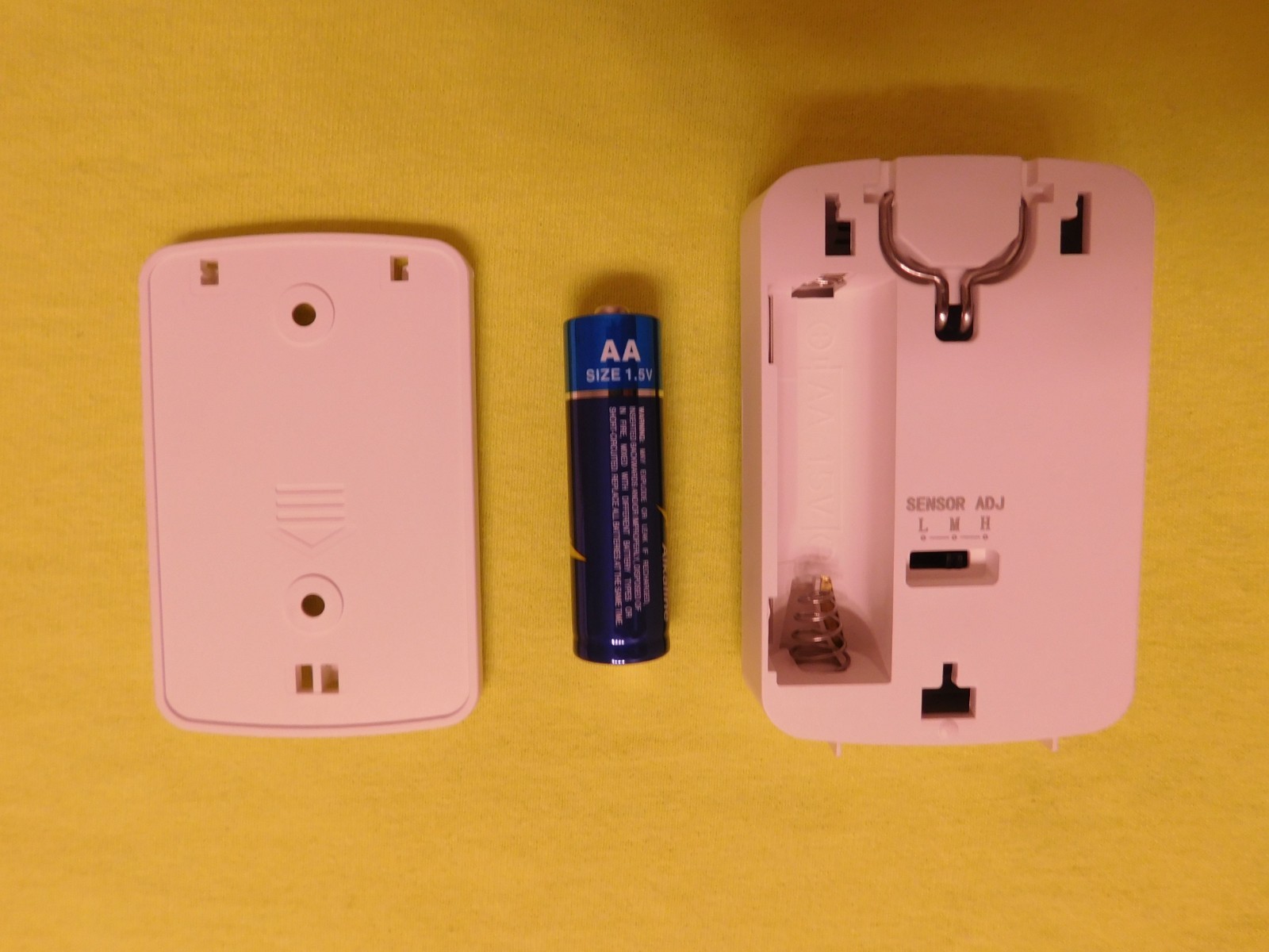 Pocket-size Passive Infrared detecting Alarm (light & siren) w/remote -NEW-
