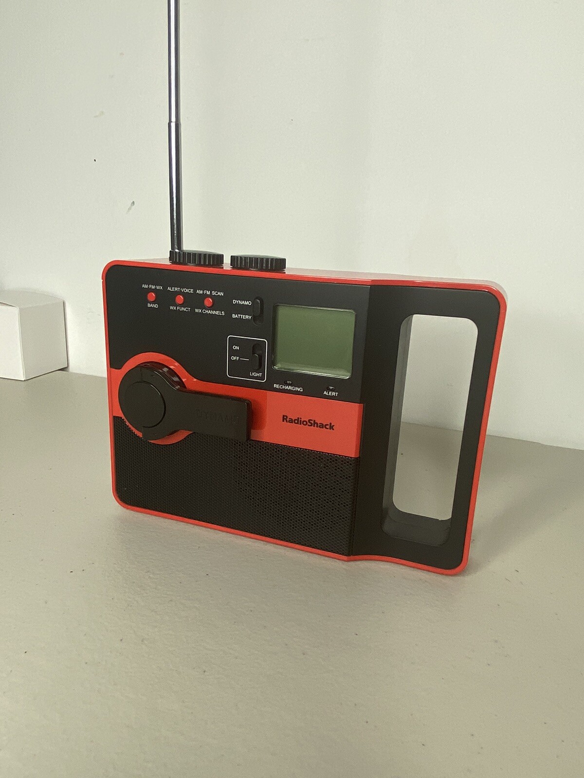 Emergency CRANK RADIO – AM/FM/WEATHER – BUILT IN LIGHT – USB CHARGING PORT NEW