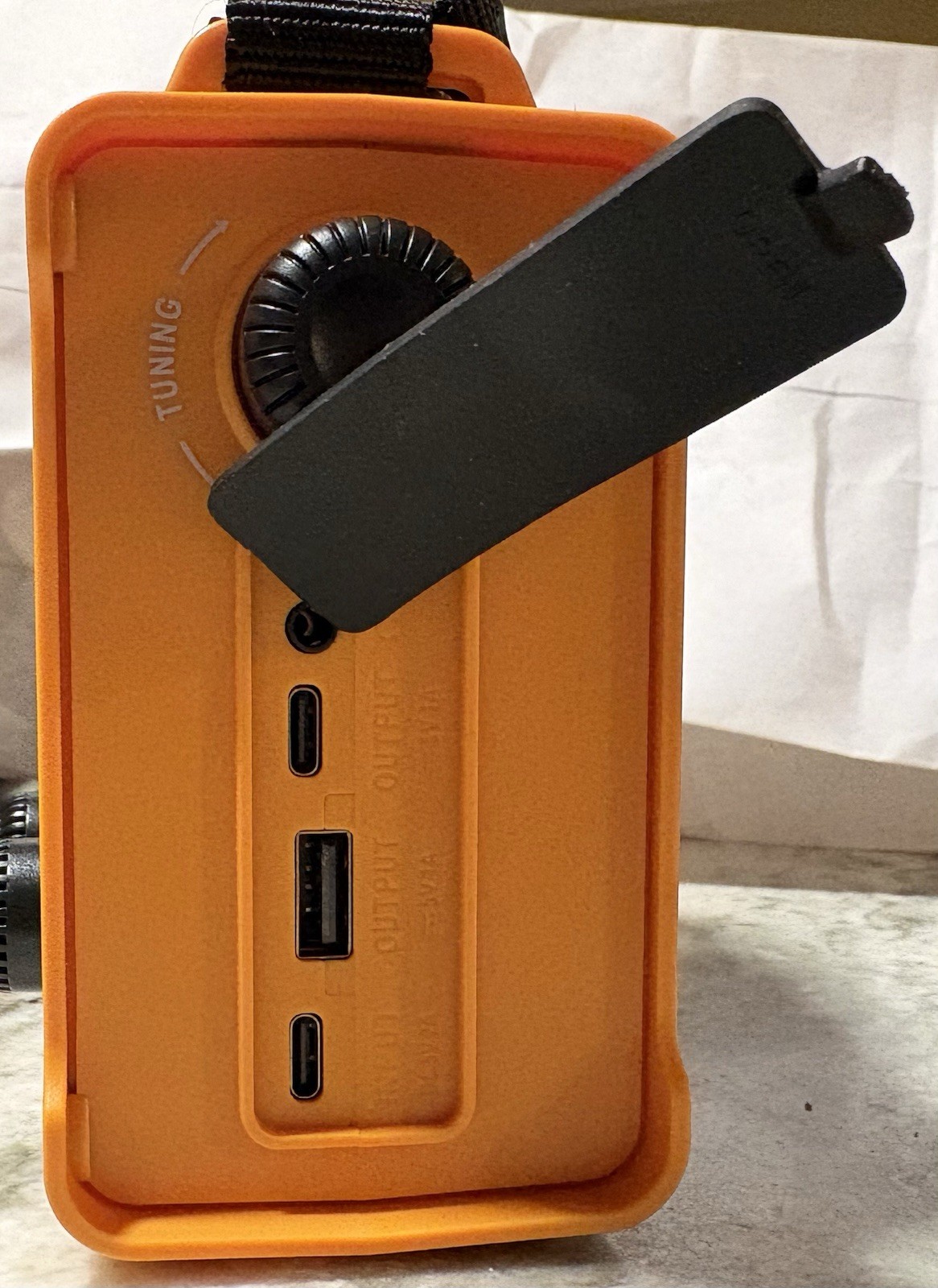 Emergency Weather Radio AM/FM/NOAA Solar, Hand-Crank Or Battery Powered New
