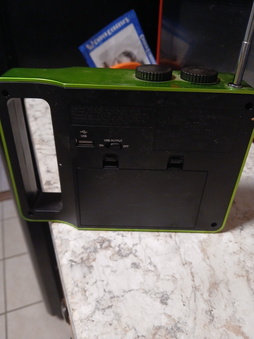 Emergency CRANK RADIO – AM/FM/WEATHER – BUILT IN LIGHT – USB CHARGING PORT