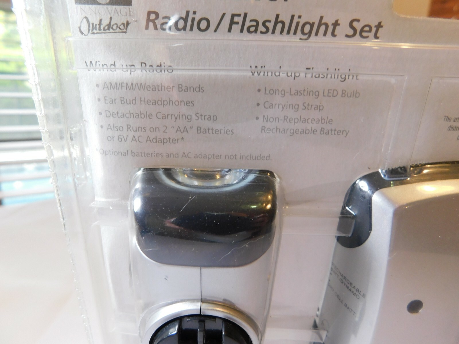 NOS INNOVAGE Outdoor storm Weather Battery Free Crank Radio Ear Bud Headphones