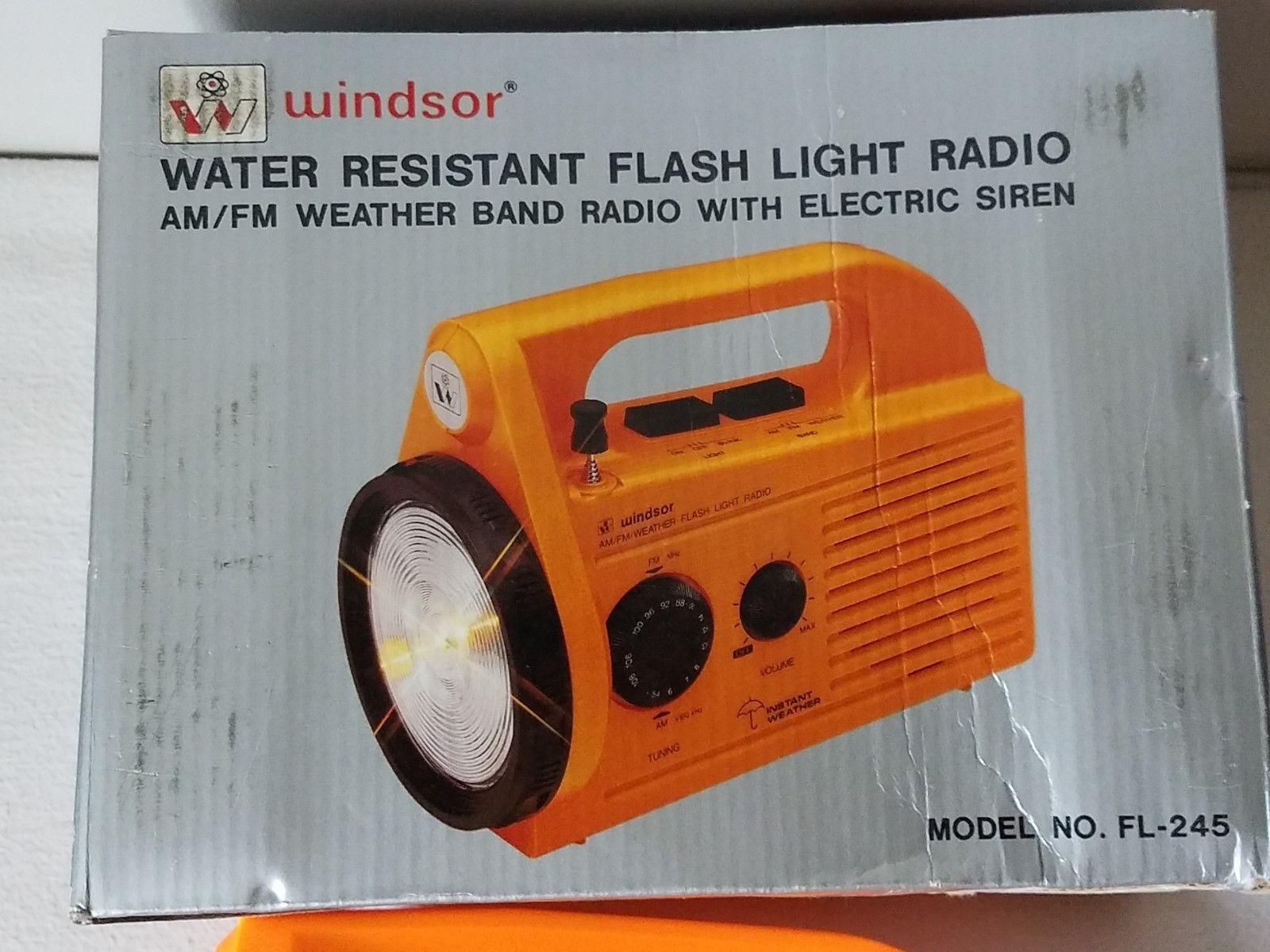 WINDSOR WATER RESISTANT FLASH LIGHT AM/FM RADIO W/ ELECTRIC SIREN MODEL FL-245